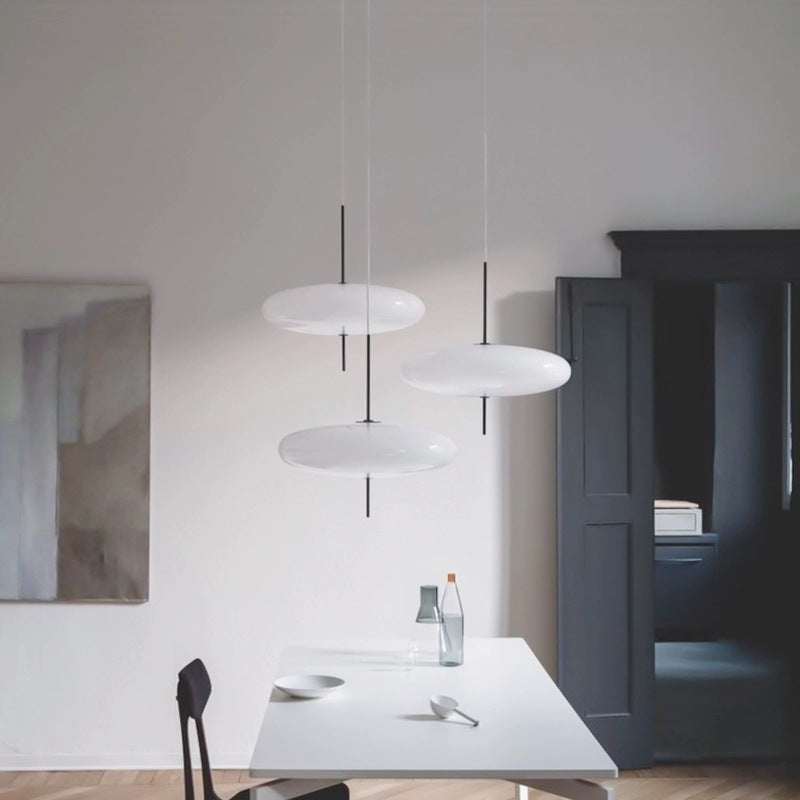 Minimalistische Pendelleuchte mit Opalglasschirm
