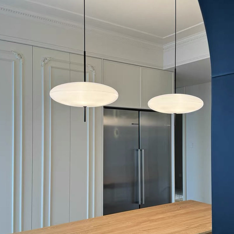 Minimalistische Pendelleuchte mit Opalglasschirm