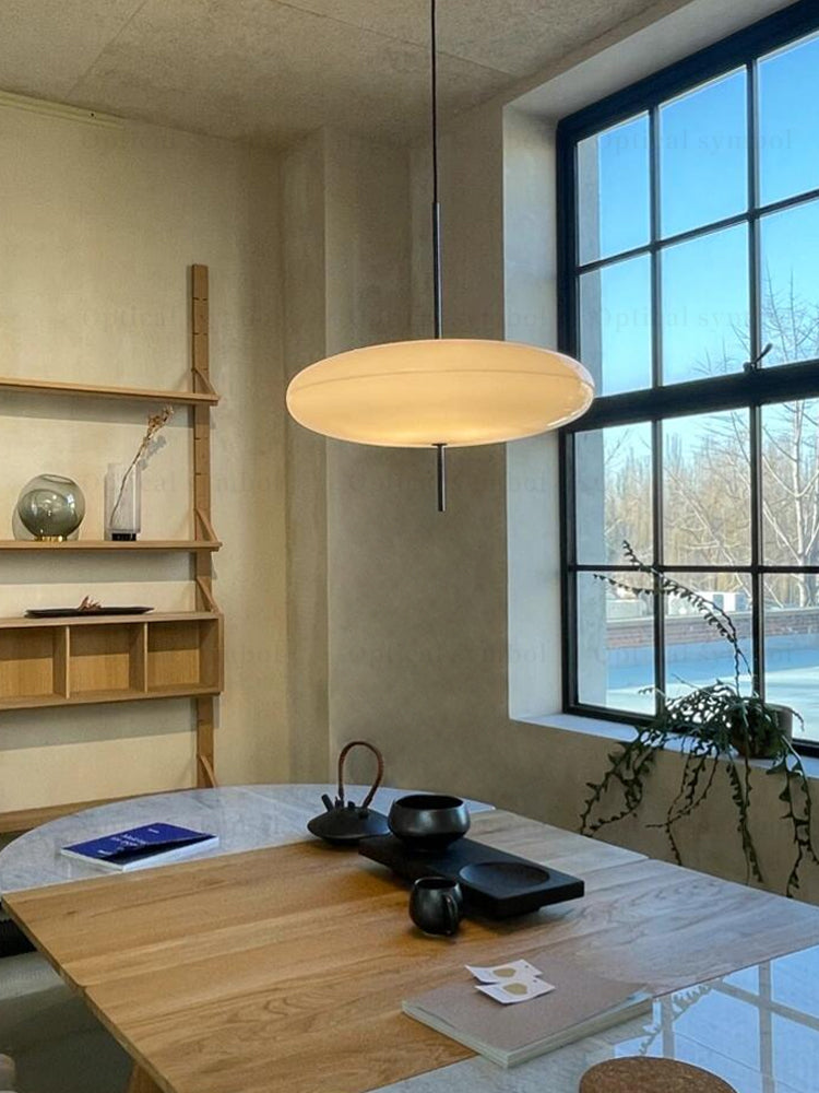 Minimalistische Pendelleuchte mit Opalglasschirm