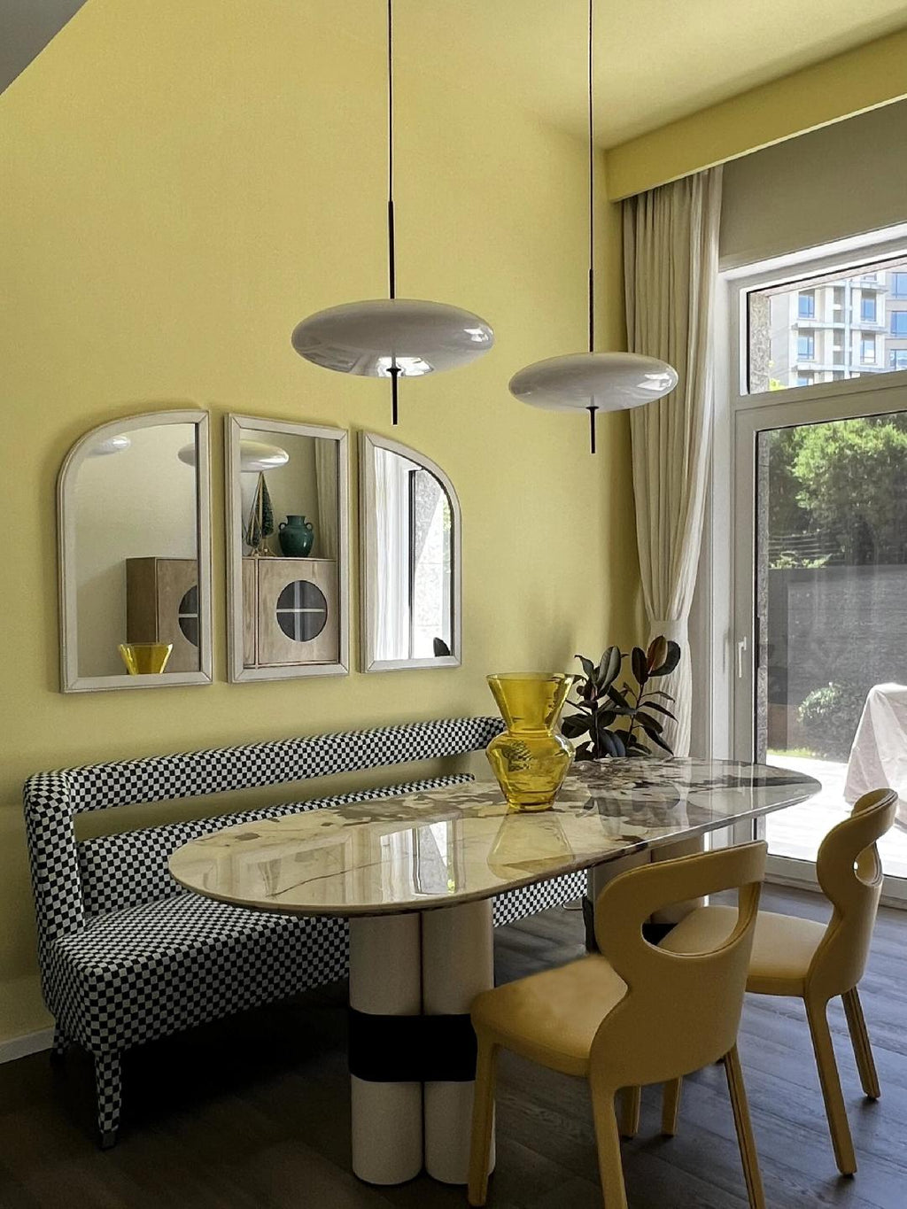 Minimalistische Pendelleuchte mit Opalglasschirm