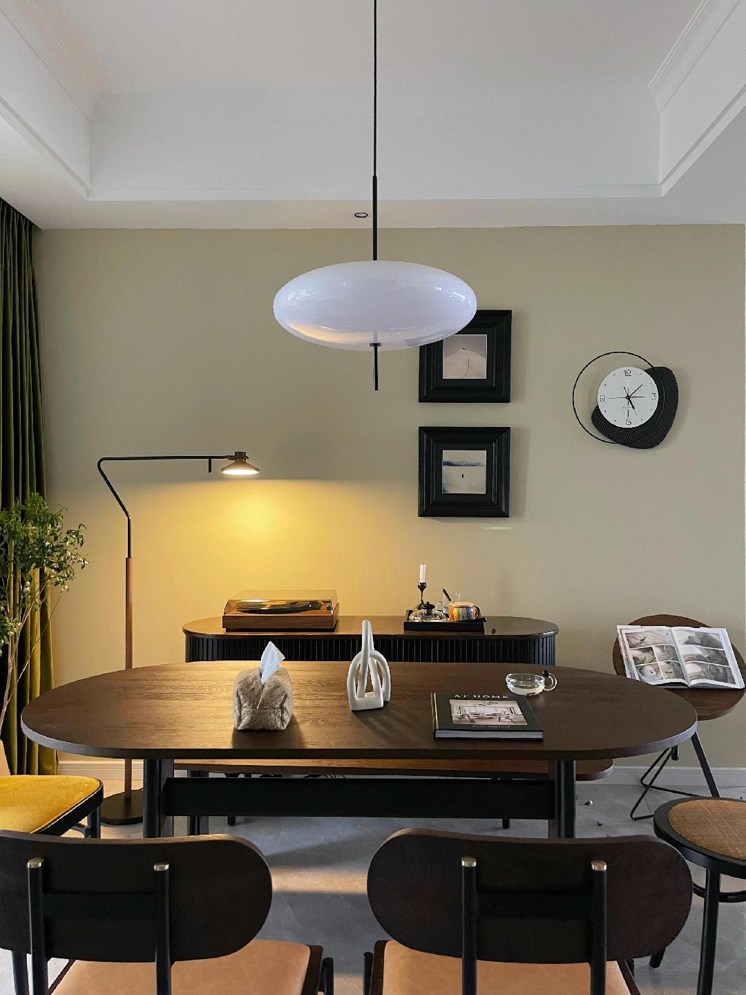 Minimalistische Pendelleuchte mit Opalglasschirm
