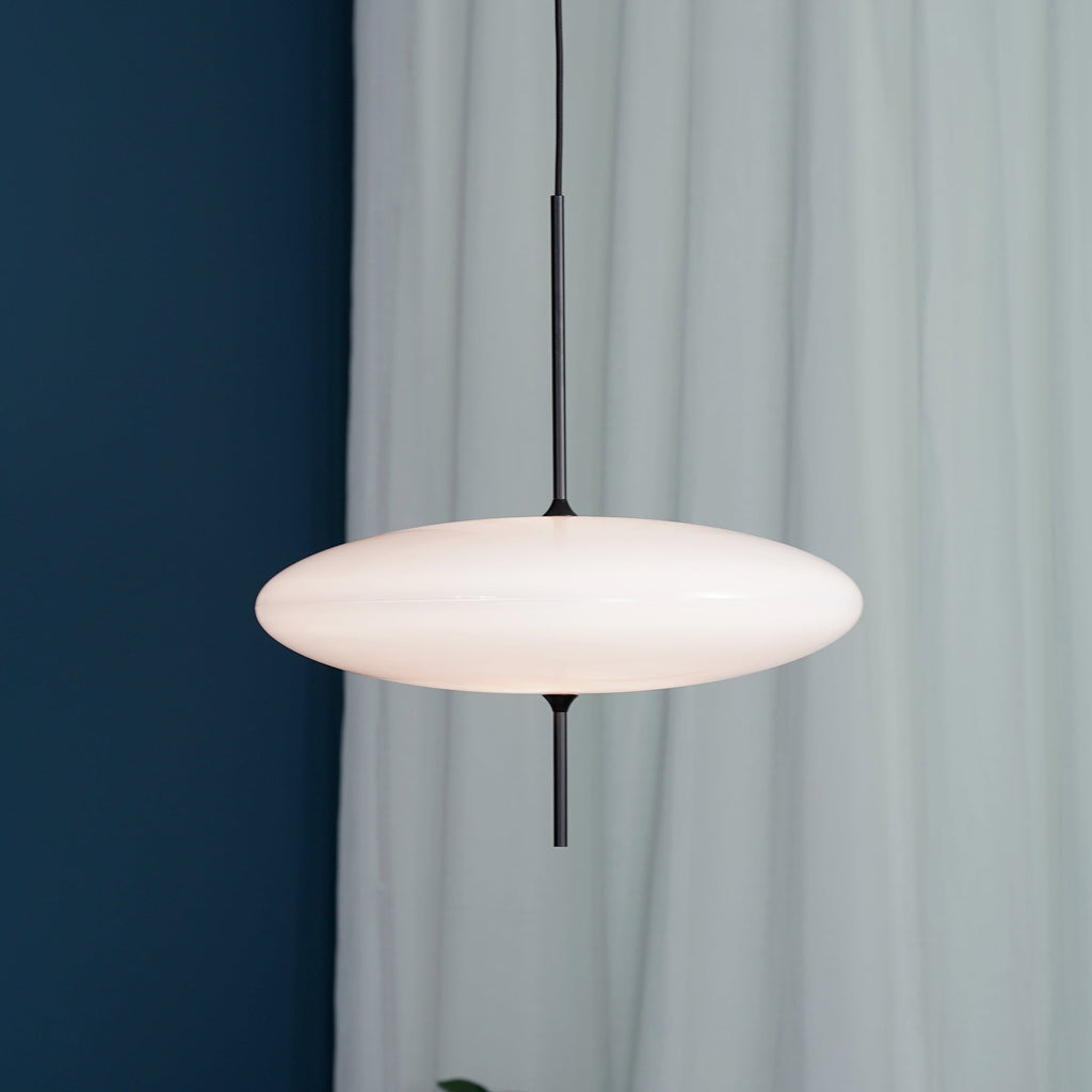 Minimalistische Pendelleuchte mit Opalglasschirm