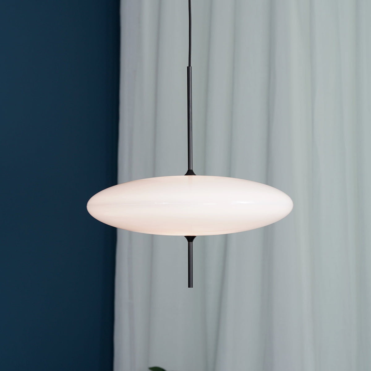 Minimalistische Pendelleuchte mit Opalglasschirm