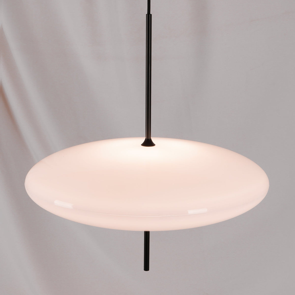 Minimalistische Pendelleuchte mit Opalglasschirm