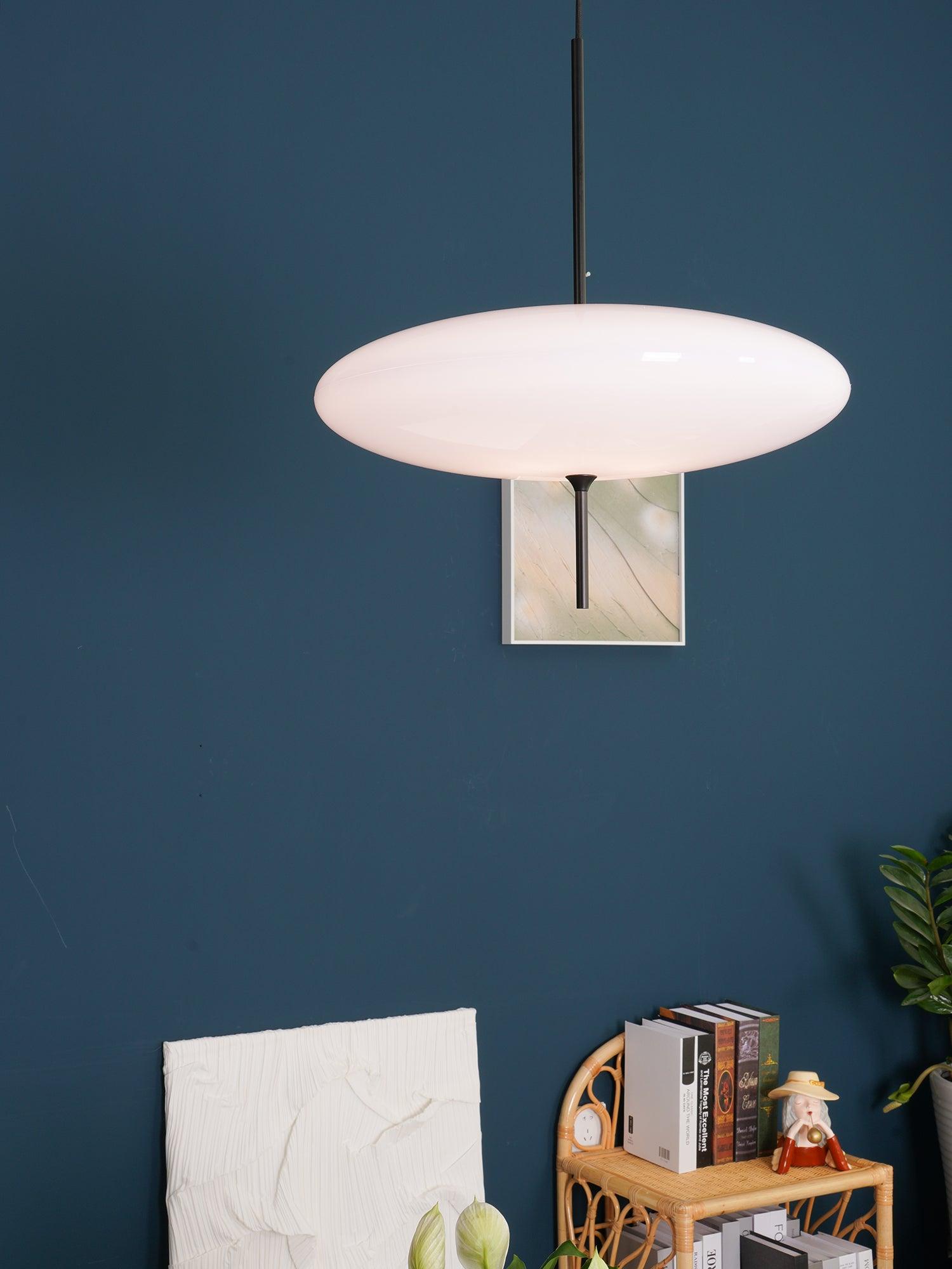 Minimalistische Pendelleuchte mit Opalglasschirm