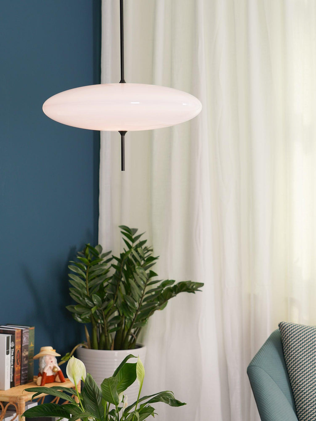 Minimalistische Pendelleuchte mit Opalglasschirm