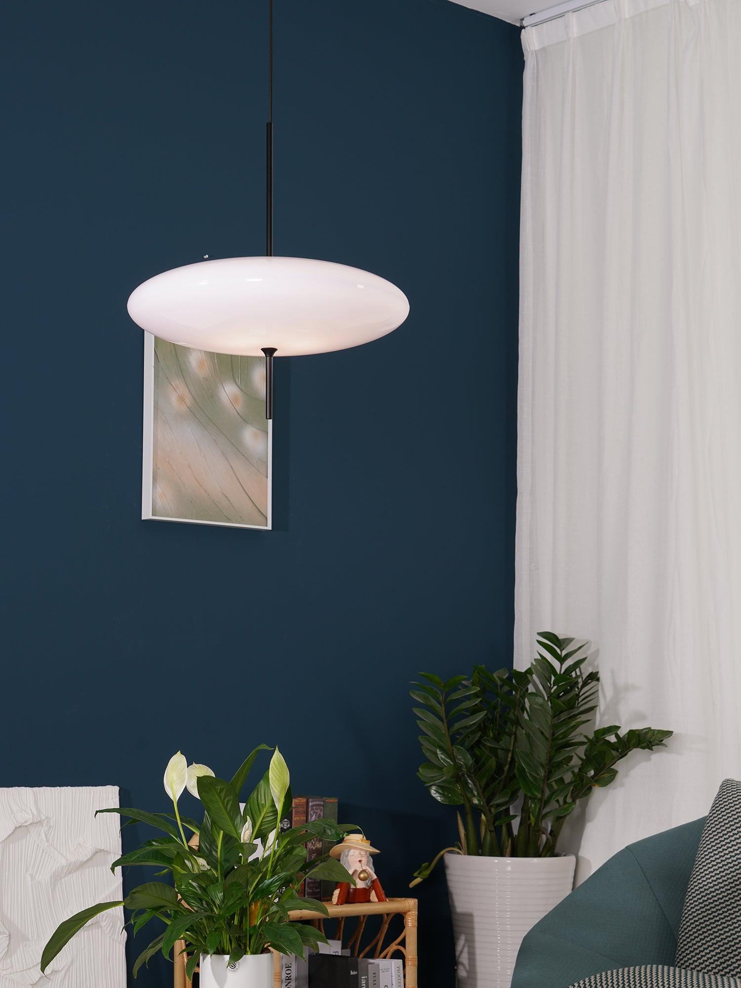 Minimalistische Pendelleuchte mit Opalglasschirm
