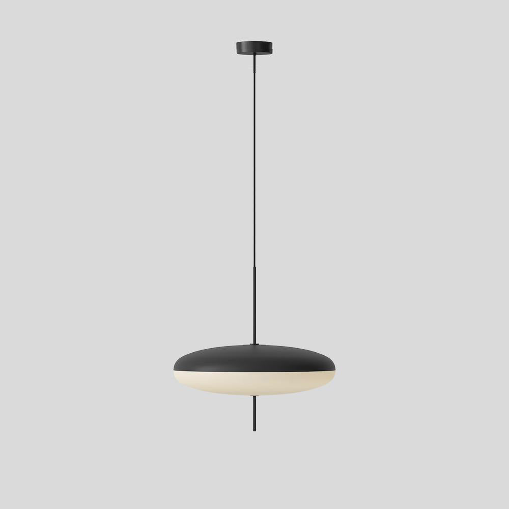 Minimalistische Pendelleuchte mit Opalglasschirm