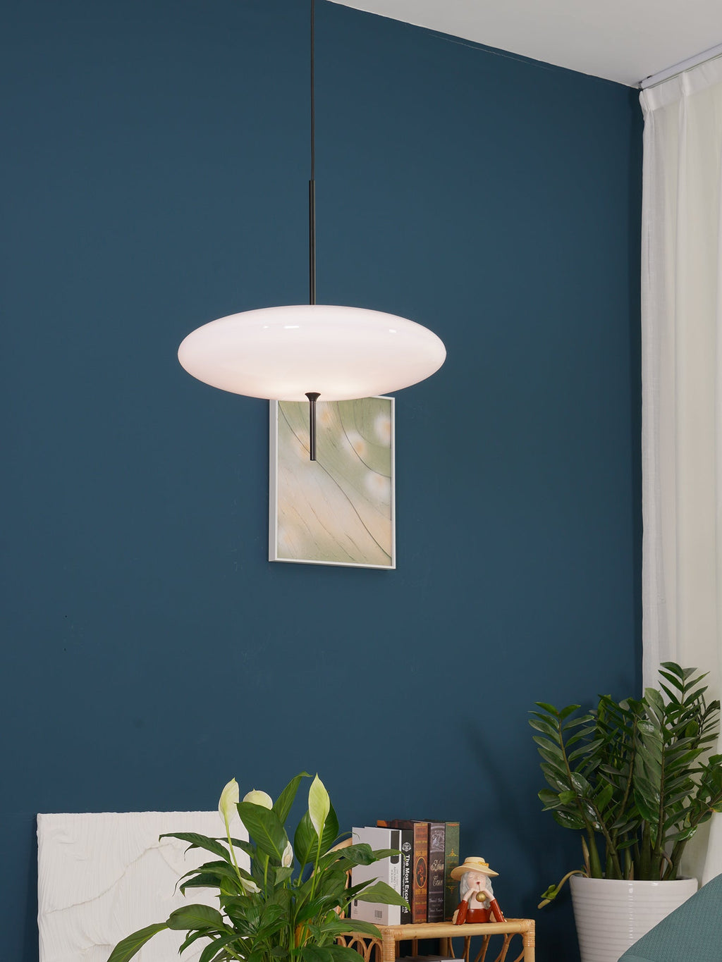Minimalistische Pendelleuchte mit Opalglasschirm