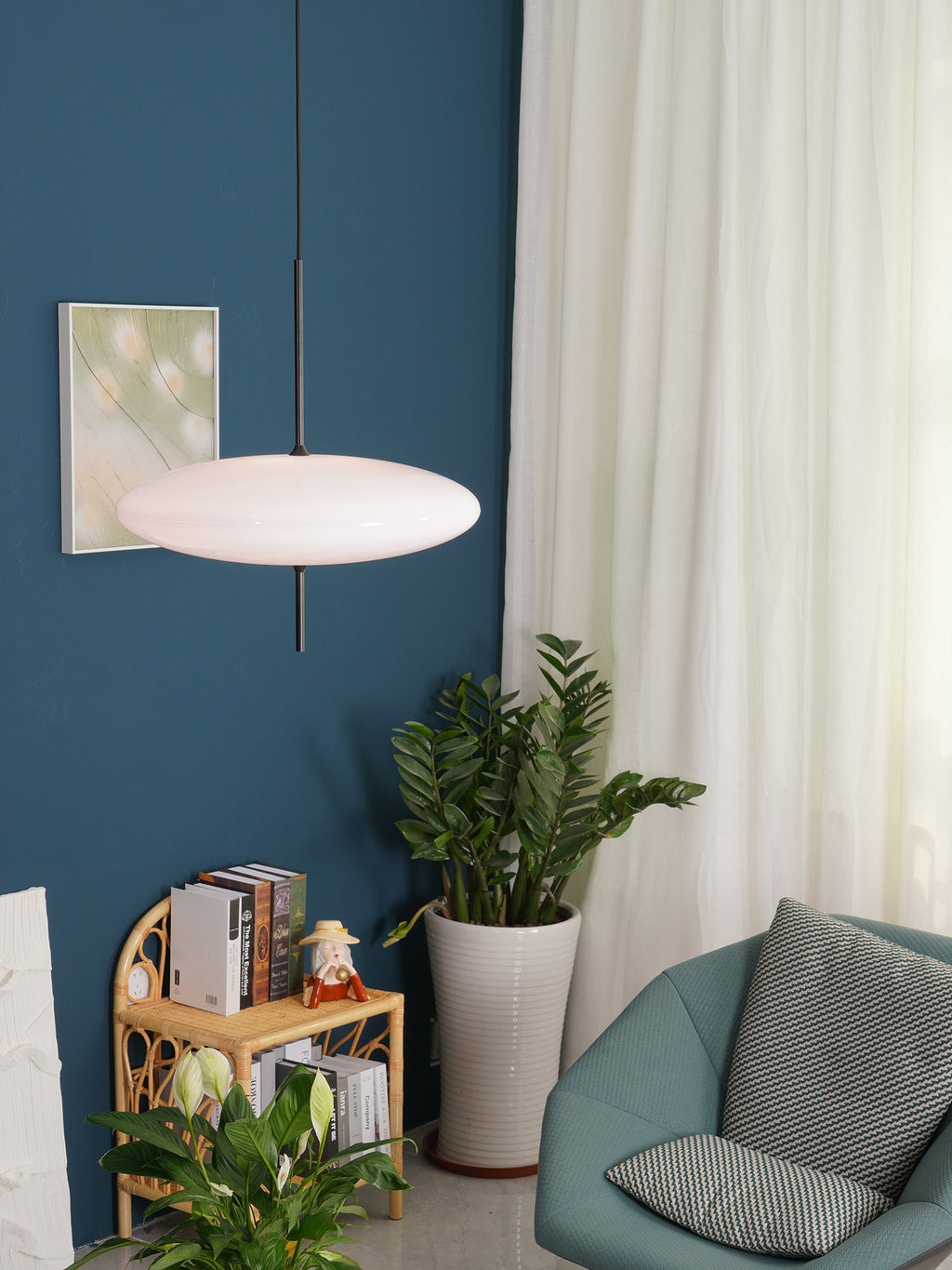 Minimalistische Pendelleuchte mit Opalglasschirm