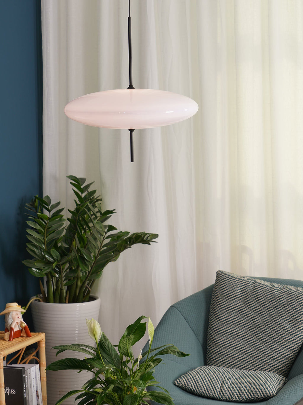 Minimalistische Pendelleuchte mit Opalglasschirm
