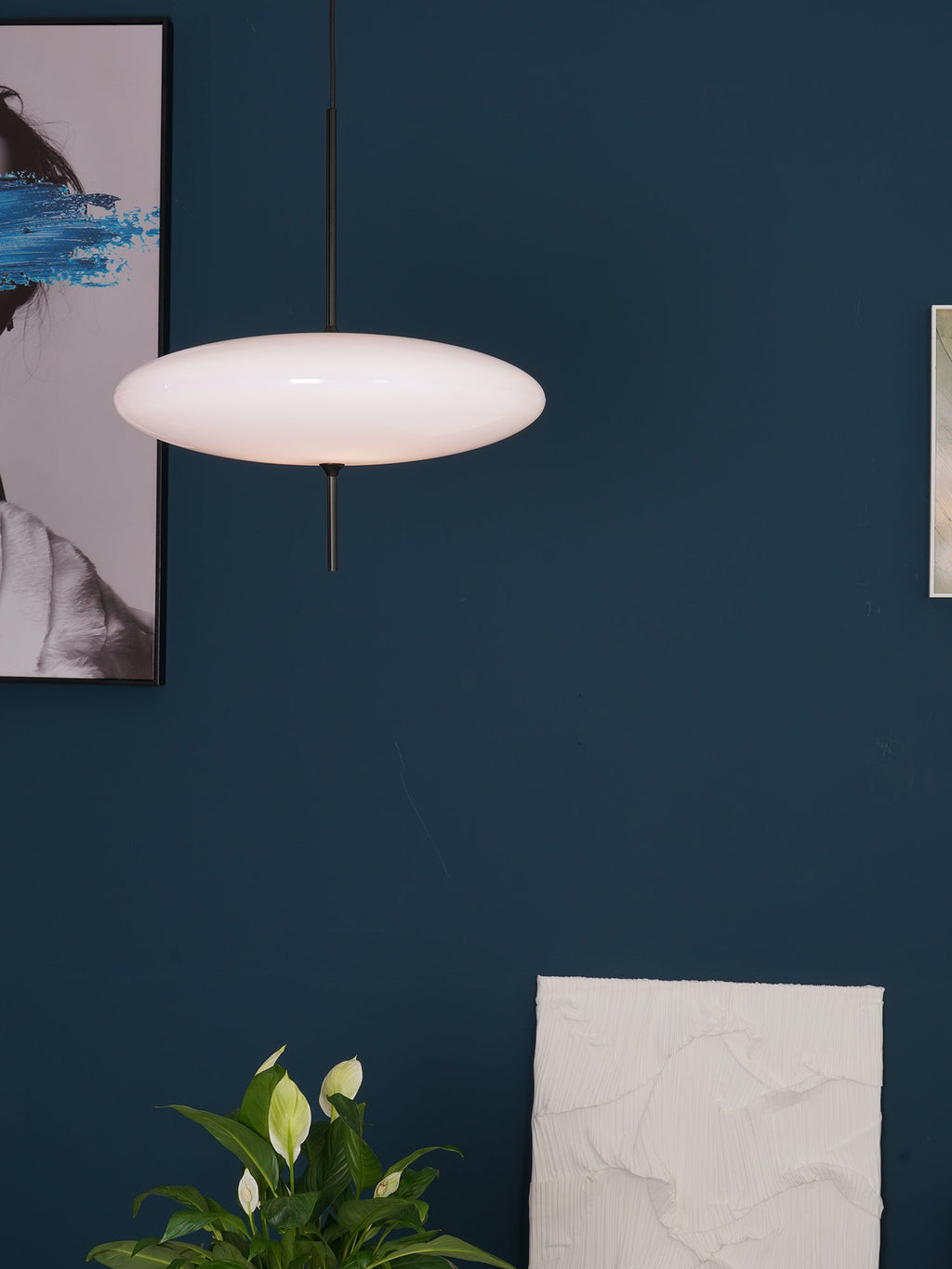Minimalistische Pendelleuchte mit Opalglasschirm