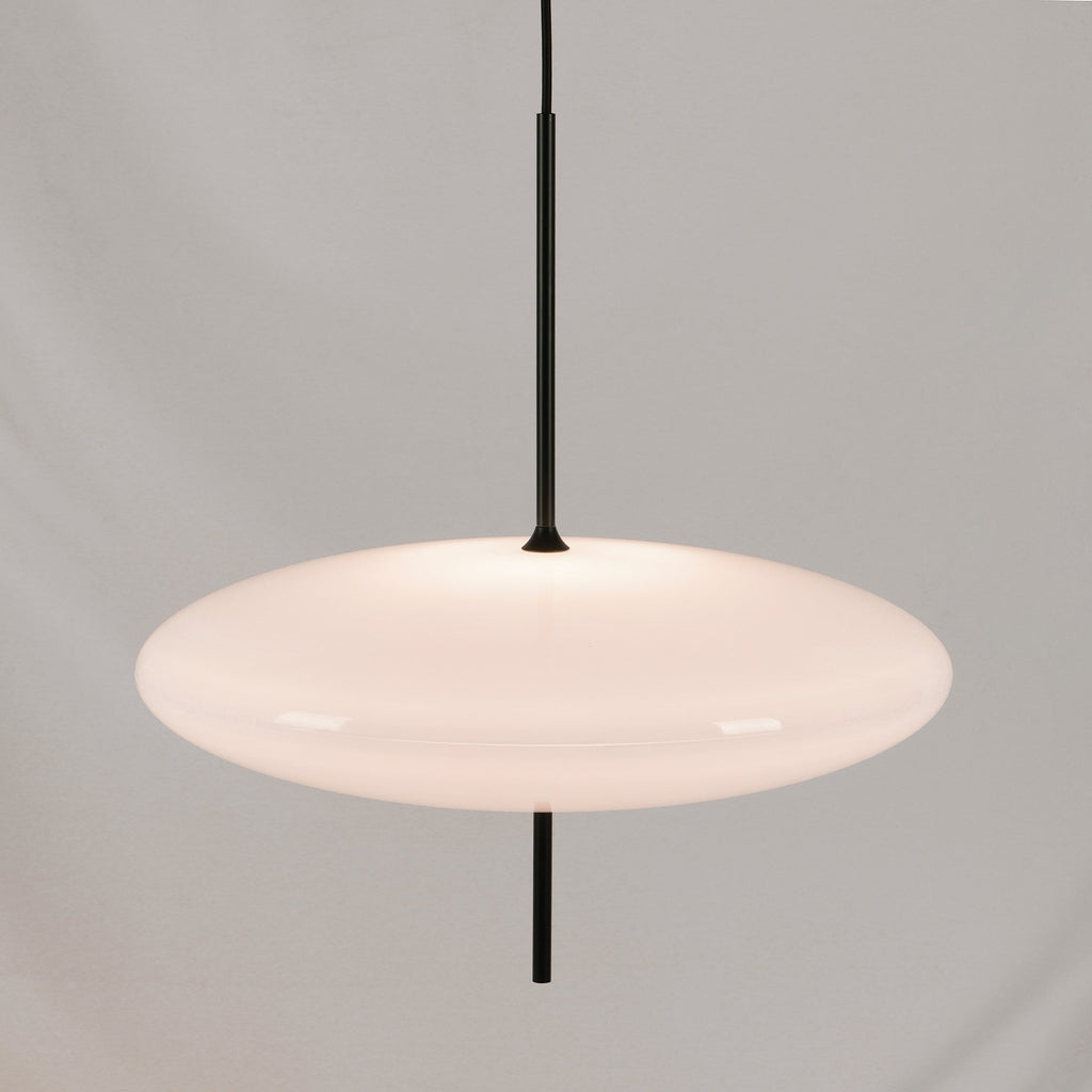 Minimalistische Pendelleuchte mit Opalglasschirm