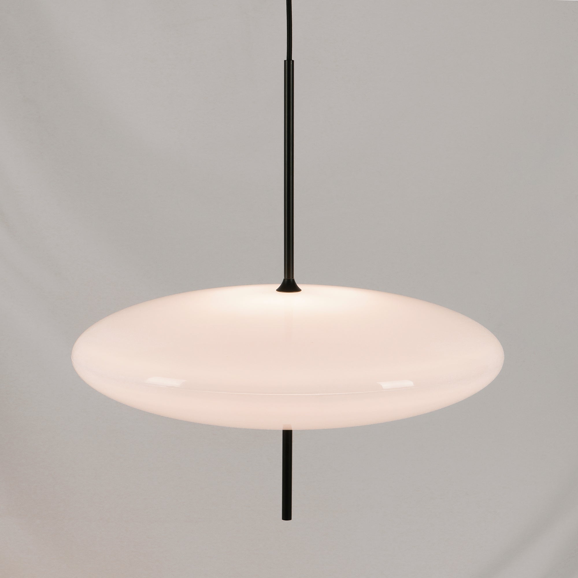 Minimalistische Pendelleuchte mit Opalglasschirm