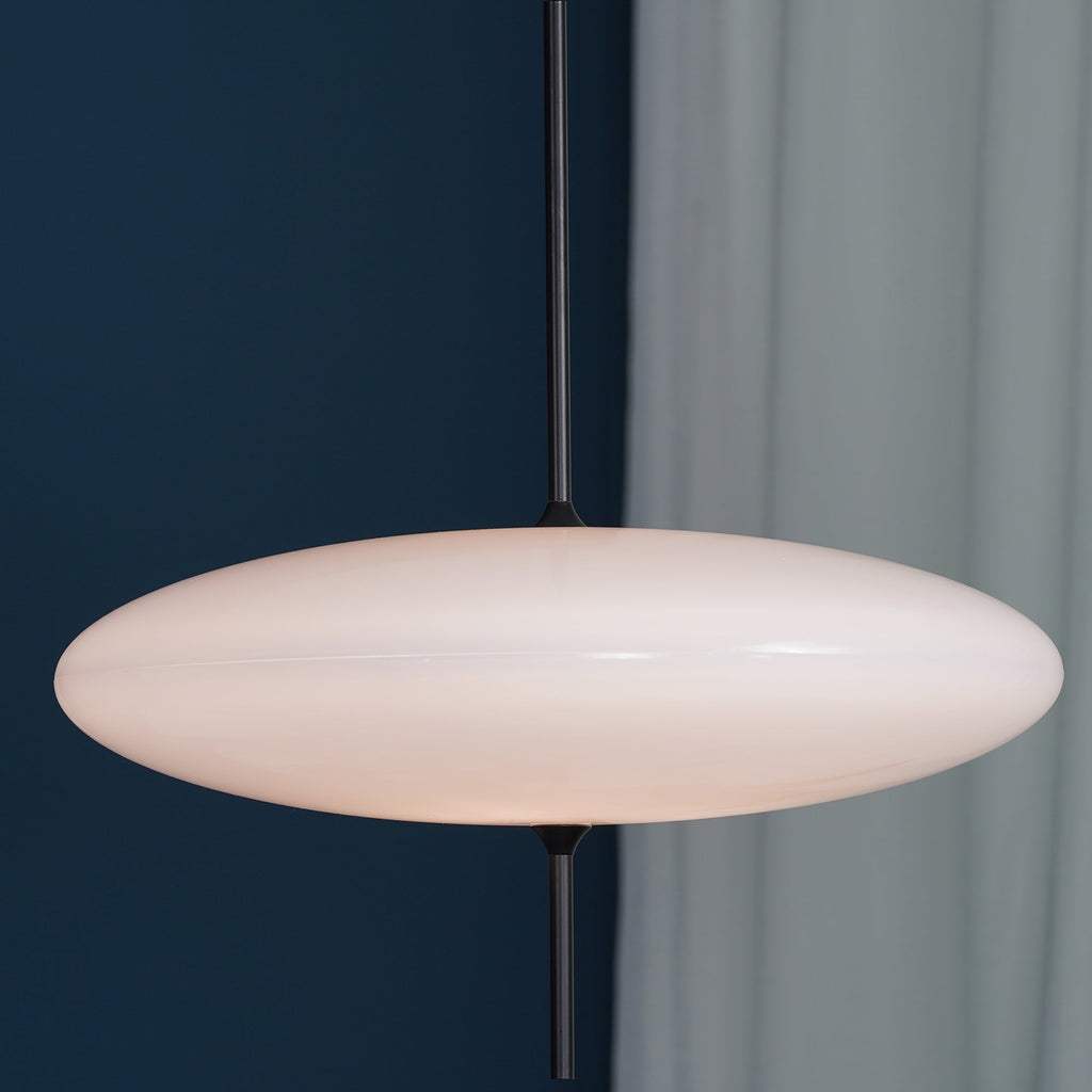 Minimalistische Pendelleuchte mit Opalglasschirm