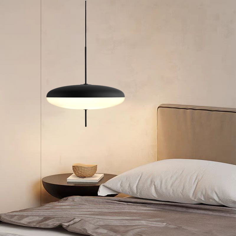 Minimalistische Pendelleuchte mit Opalglasschirm