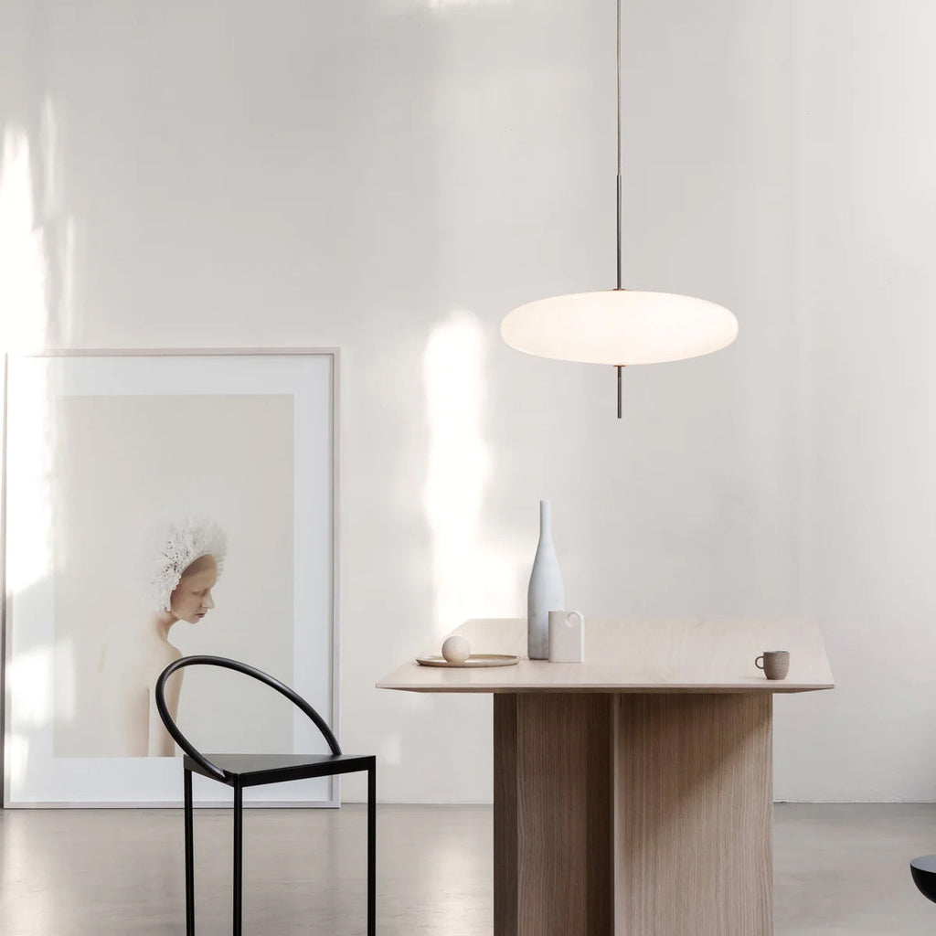 Minimalistische Pendelleuchte mit Opalglasschirm
