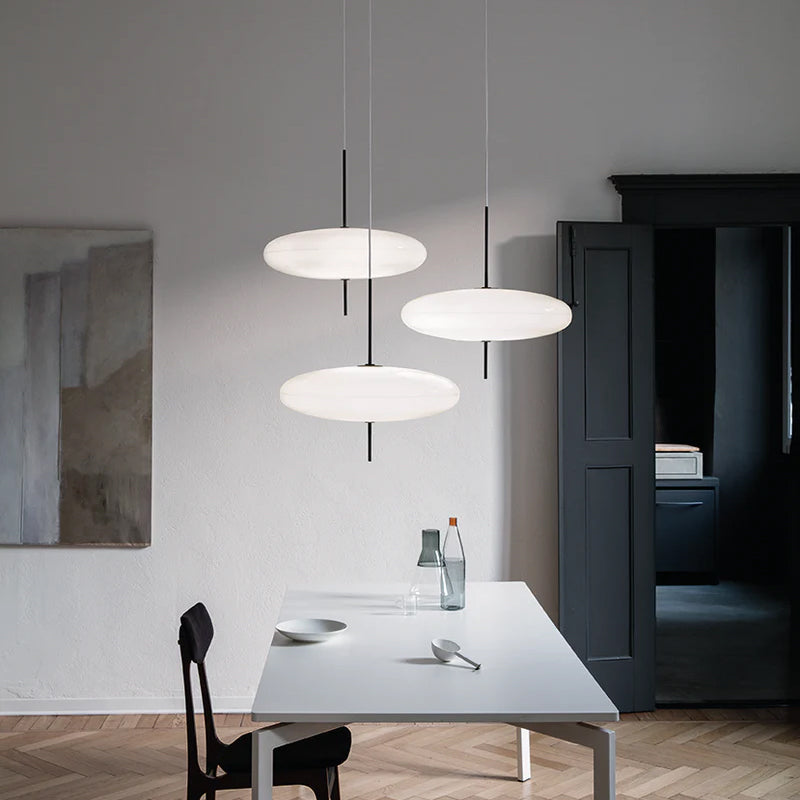 Minimalistische Pendelleuchte mit Opalglasschirm