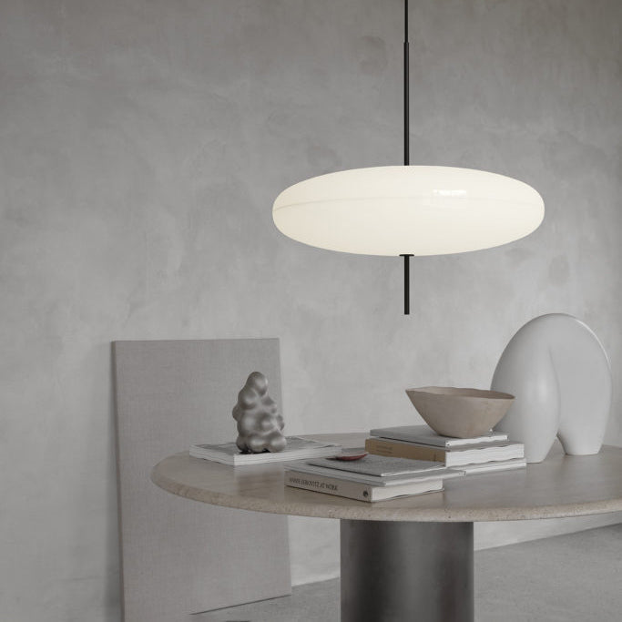 Minimalistische Pendelleuchte mit Opalglasschirm
