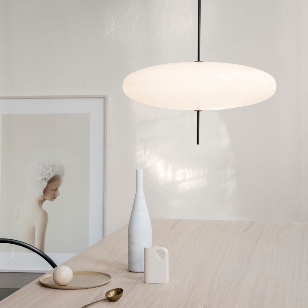 Minimalistische Pendelleuchte mit Opalglasschirm