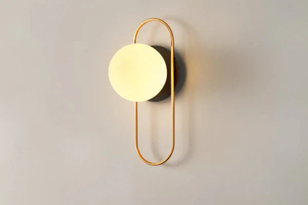Aurelle réz fali lámpa opál üveg búrával, függőleges kortárs dizájn | Orntli