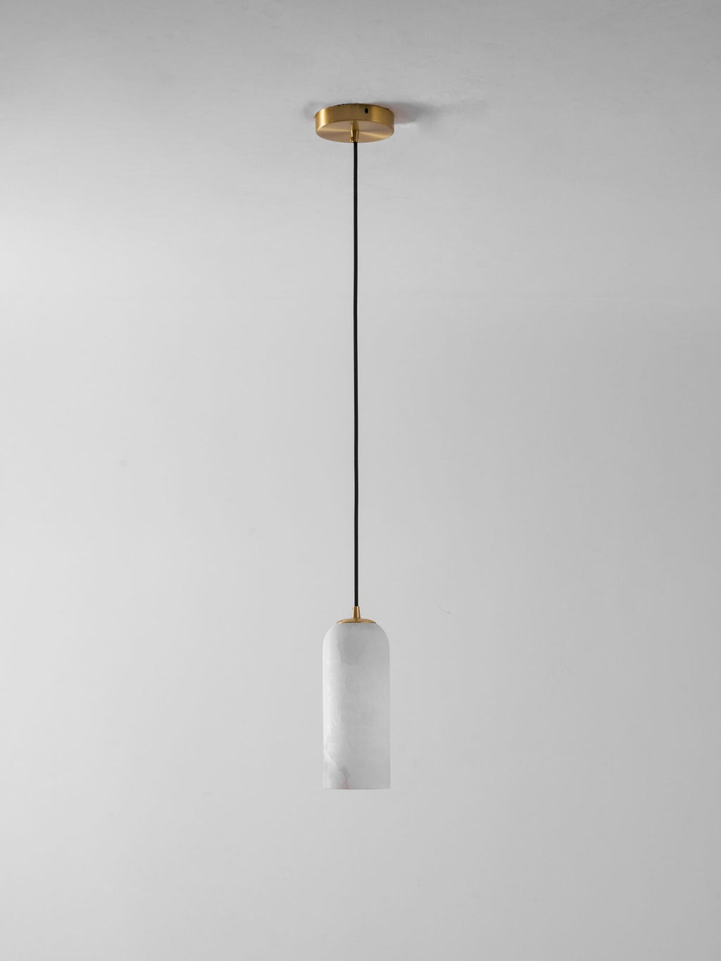 Monty Pendelleuchte aus Alabaster mit geflochtenem Kabel