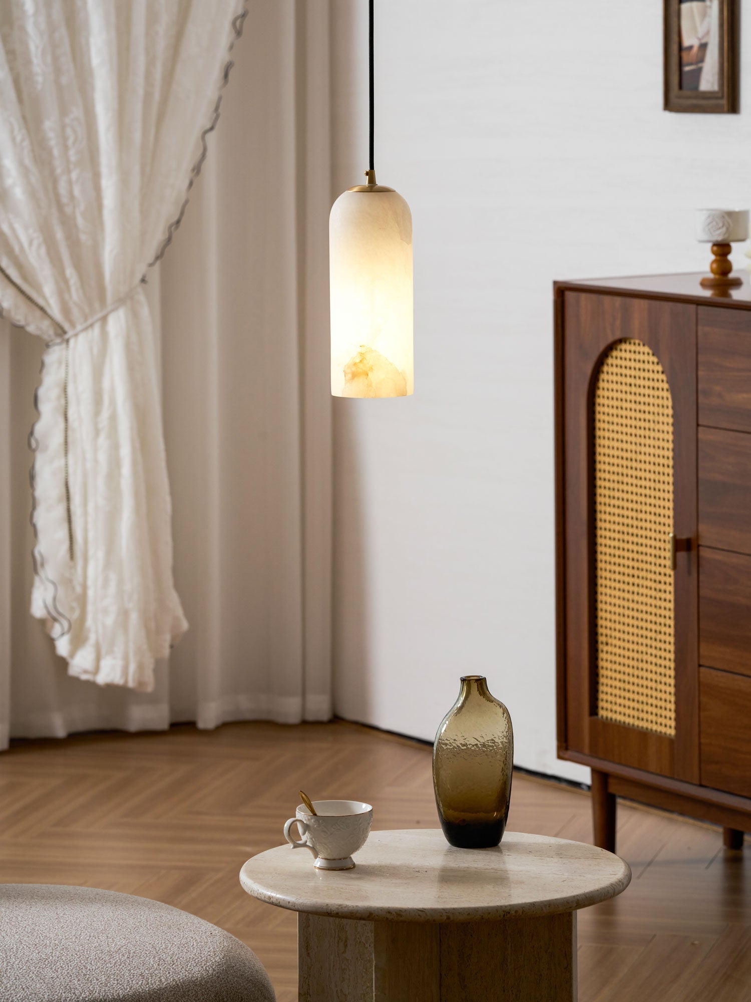 Monty Pendelleuchte aus Alabaster mit geflochtenem Kabel