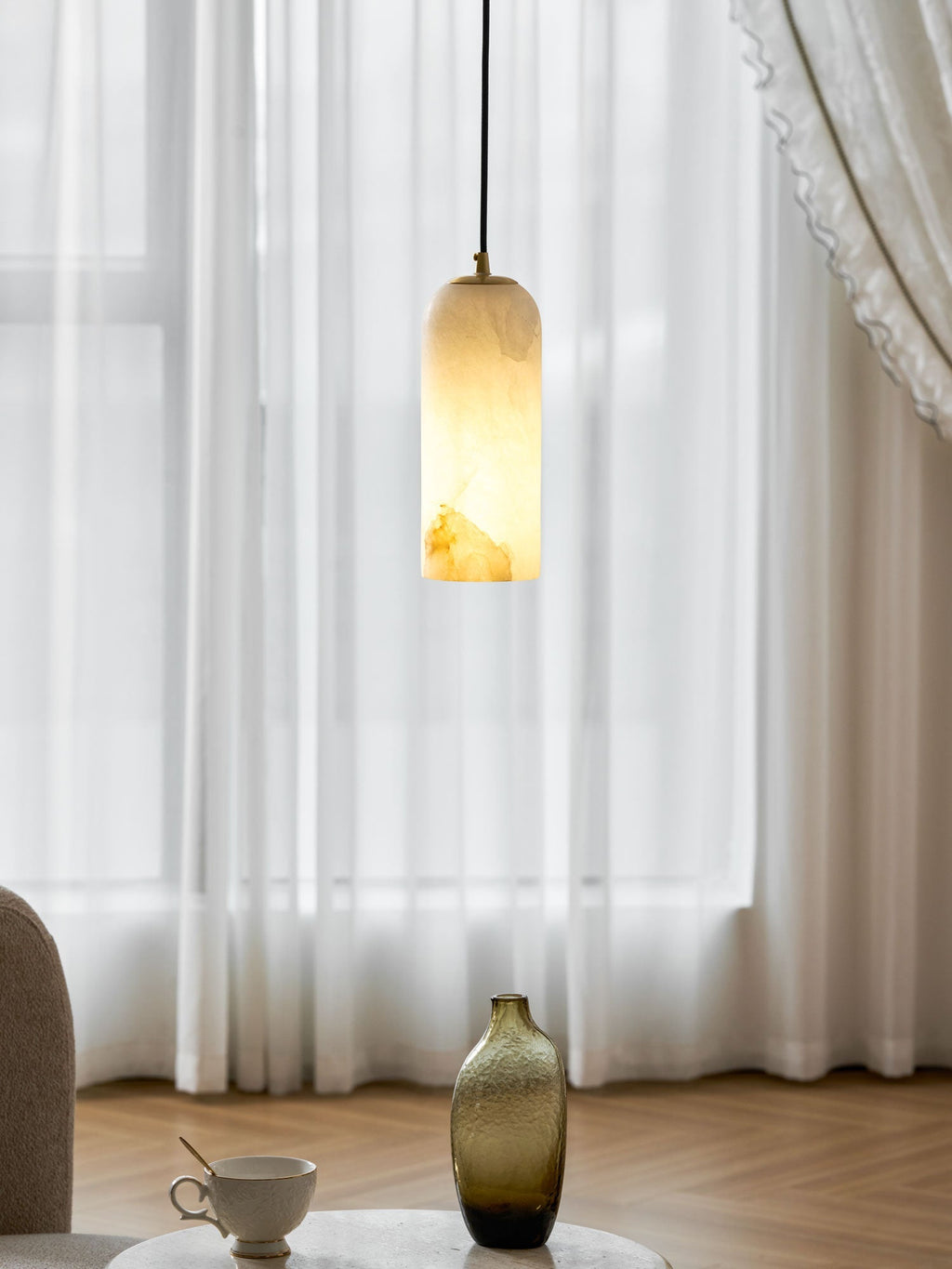 Monty Pendelleuchte aus Alabaster mit geflochtenem Kabel