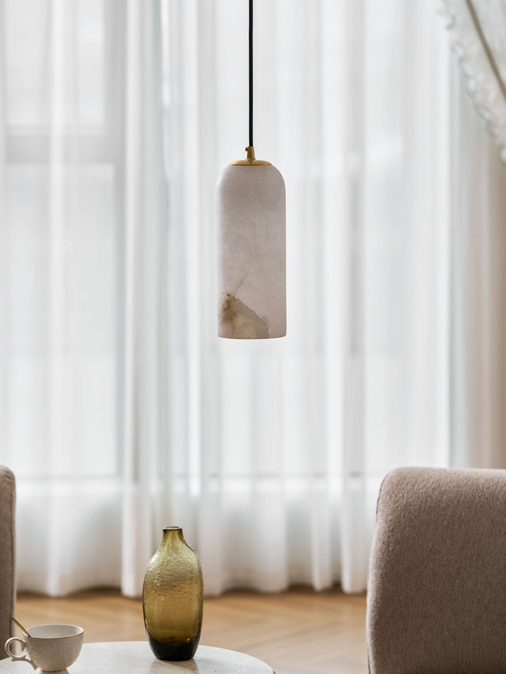 Monty Pendelleuchte aus Alabaster mit geflochtenem Kabel