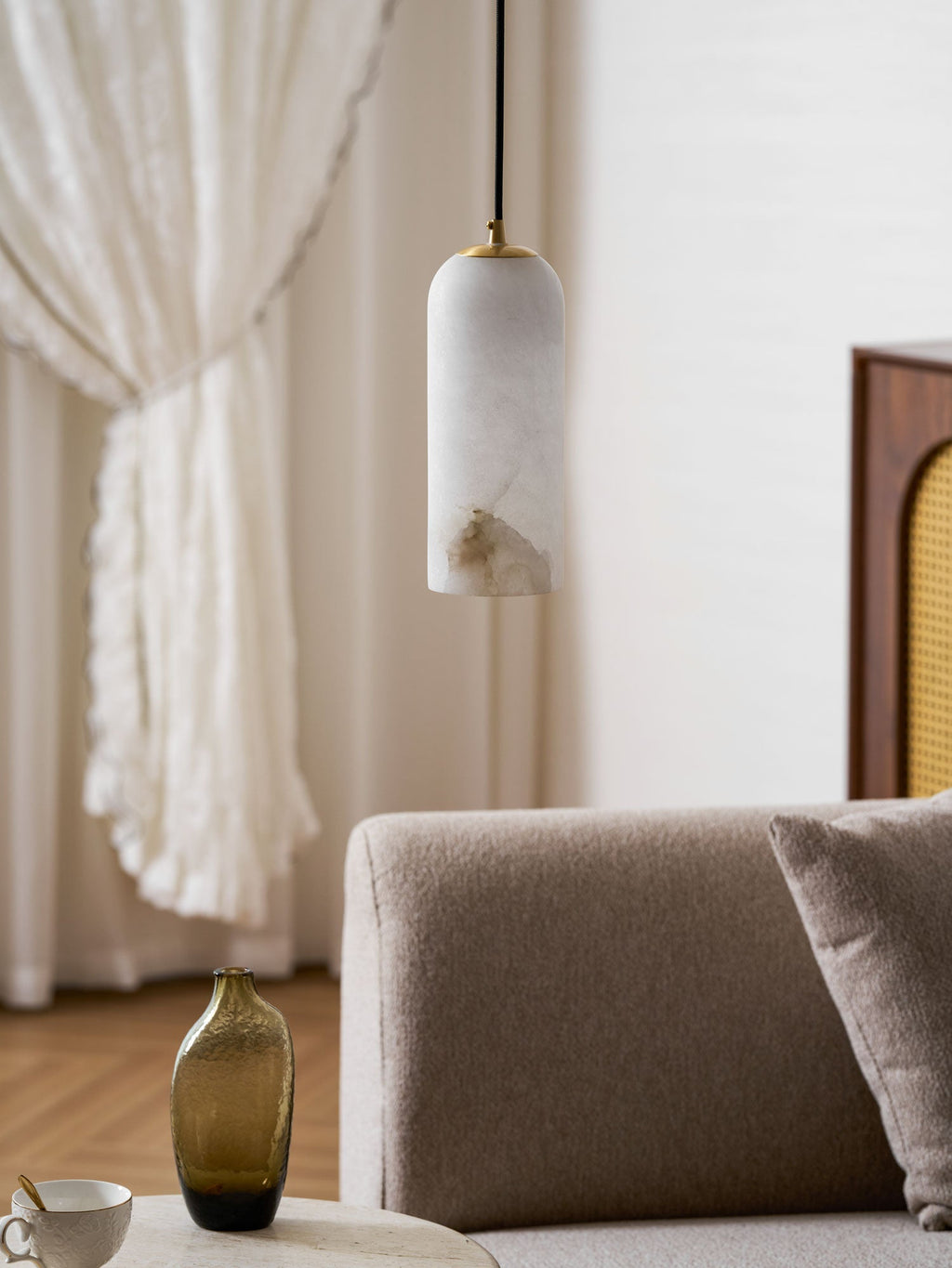 Monty Pendelleuchte aus Alabaster mit geflochtenem Kabel
