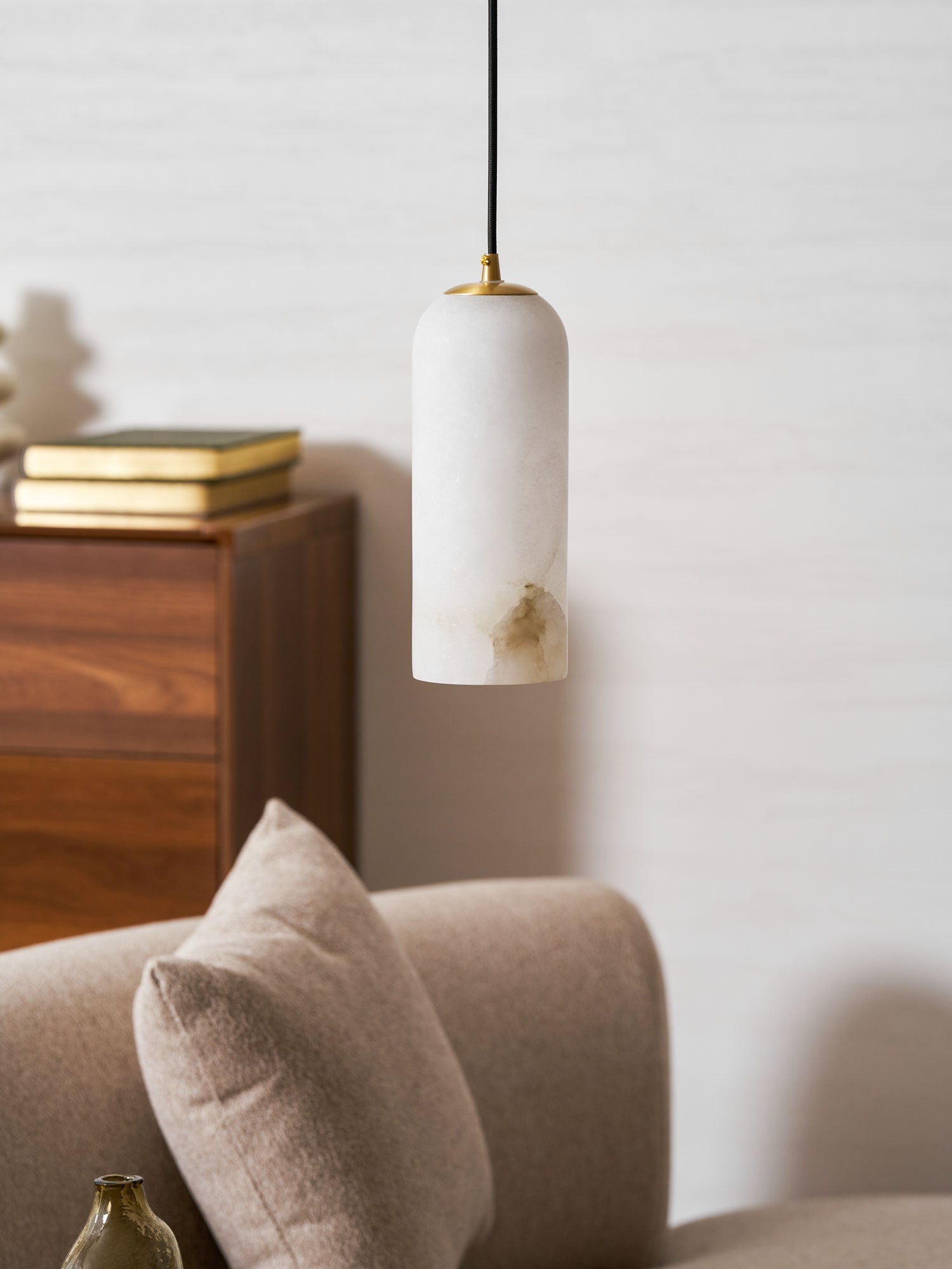 Monty Pendelleuchte aus Alabaster mit geflochtenem Kabel