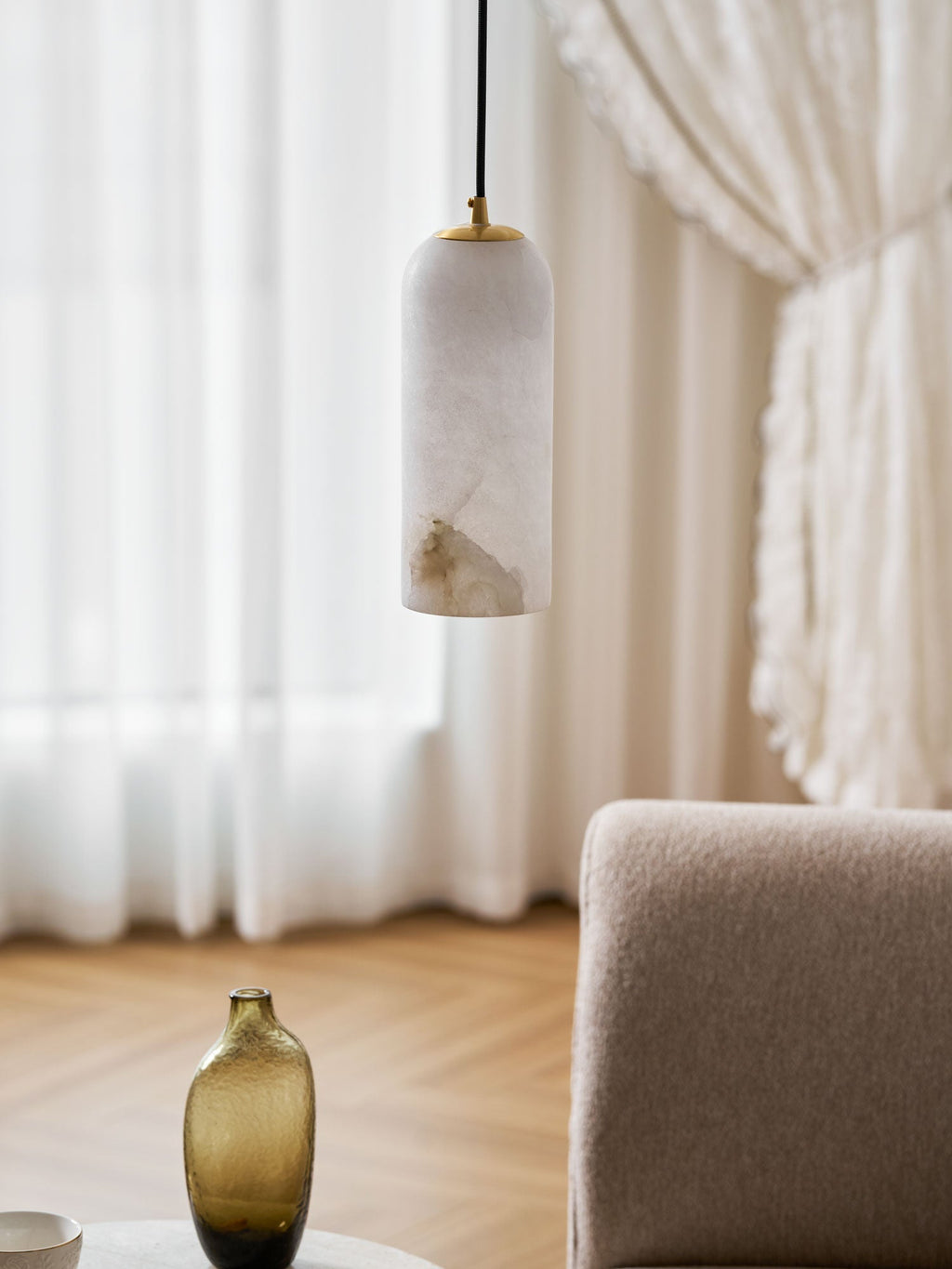 Monty Pendelleuchte aus Alabaster mit geflochtenem Kabel