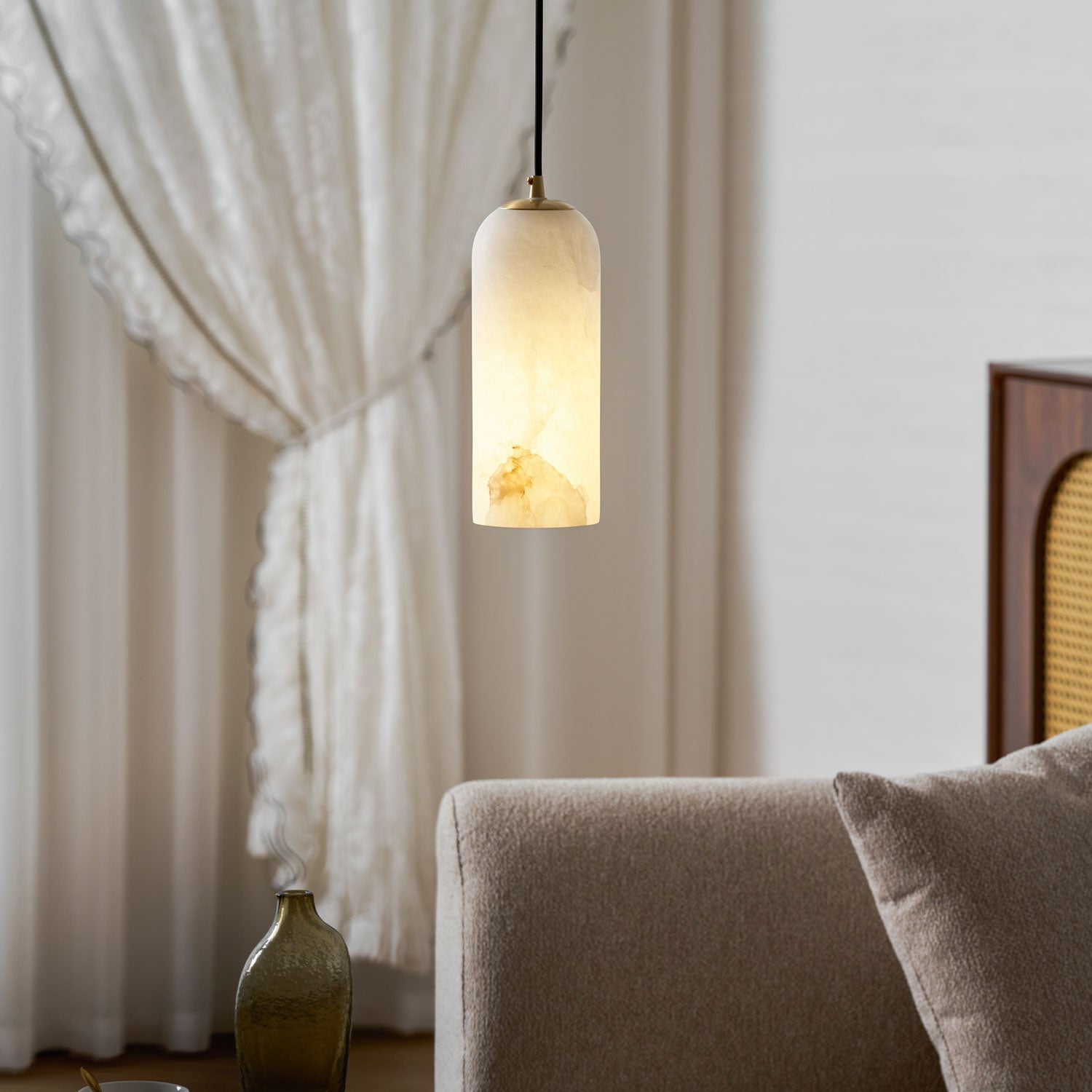 Monty Pendelleuchte aus Alabaster mit geflochtenem Kabel