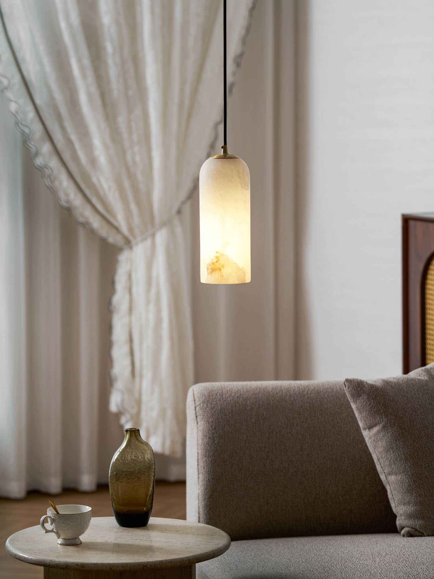 Monty Pendelleuchte aus Alabaster mit geflochtenem Kabel