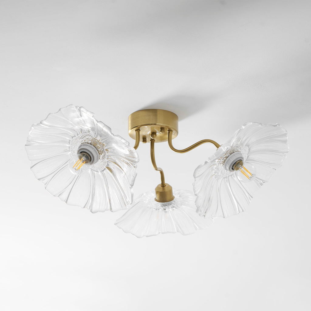 Taklampe med frostet glasskjerm i lotusbladform – gullfarget beslag