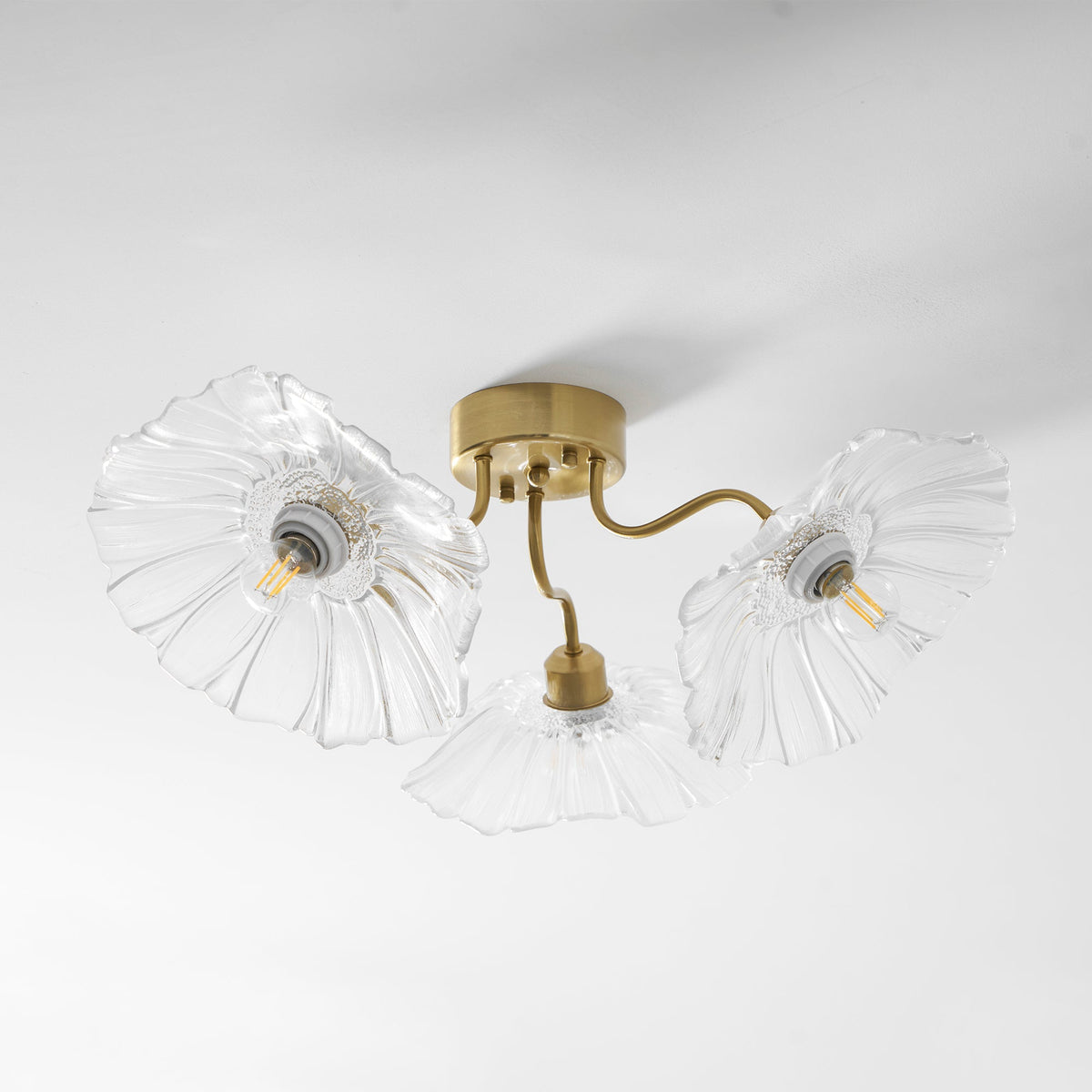 Taklampe med frostet glasskjerm i lotusbladform – gullfarget beslag