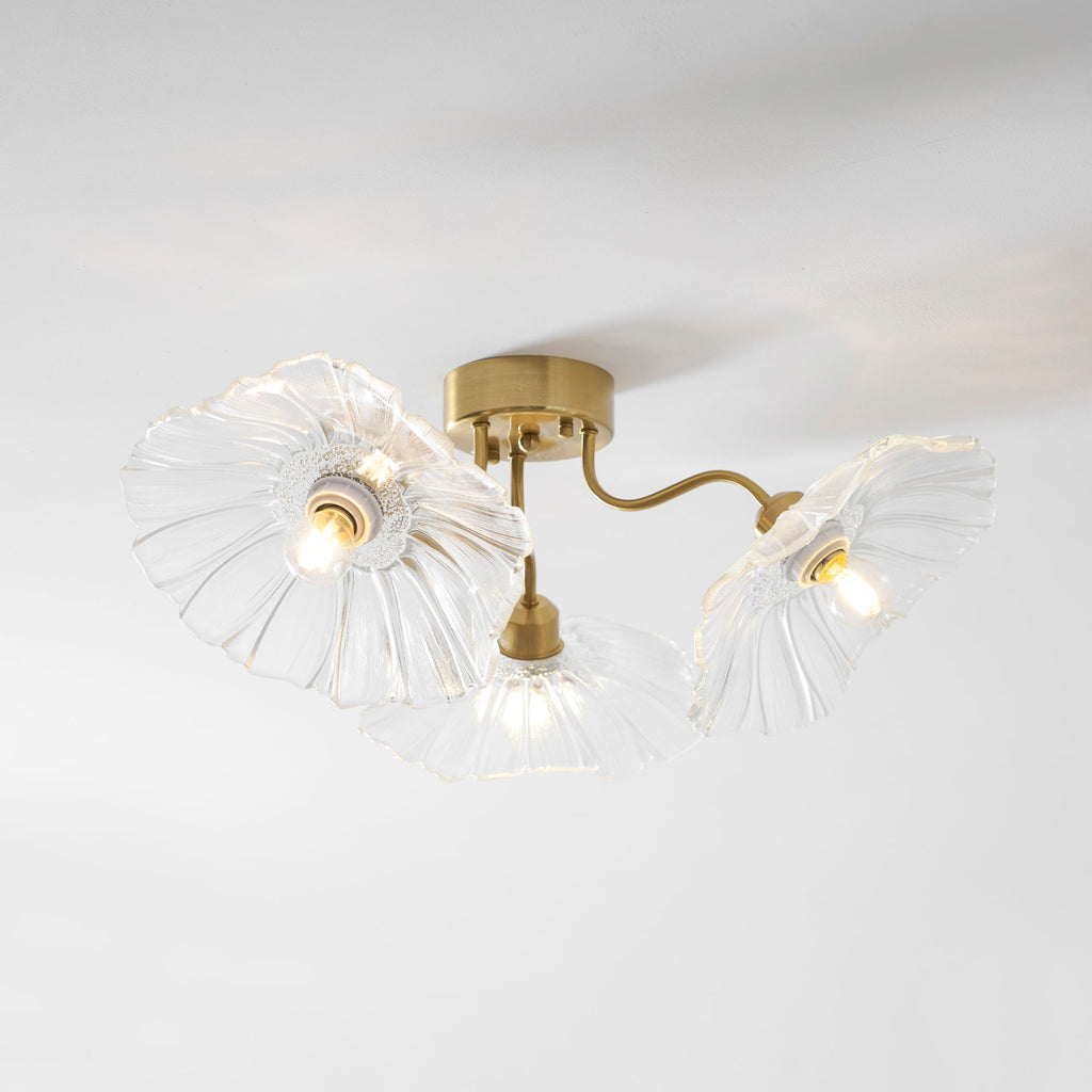 Taklampe med frostet glasskjerm i lotusbladform – gullfarget beslag