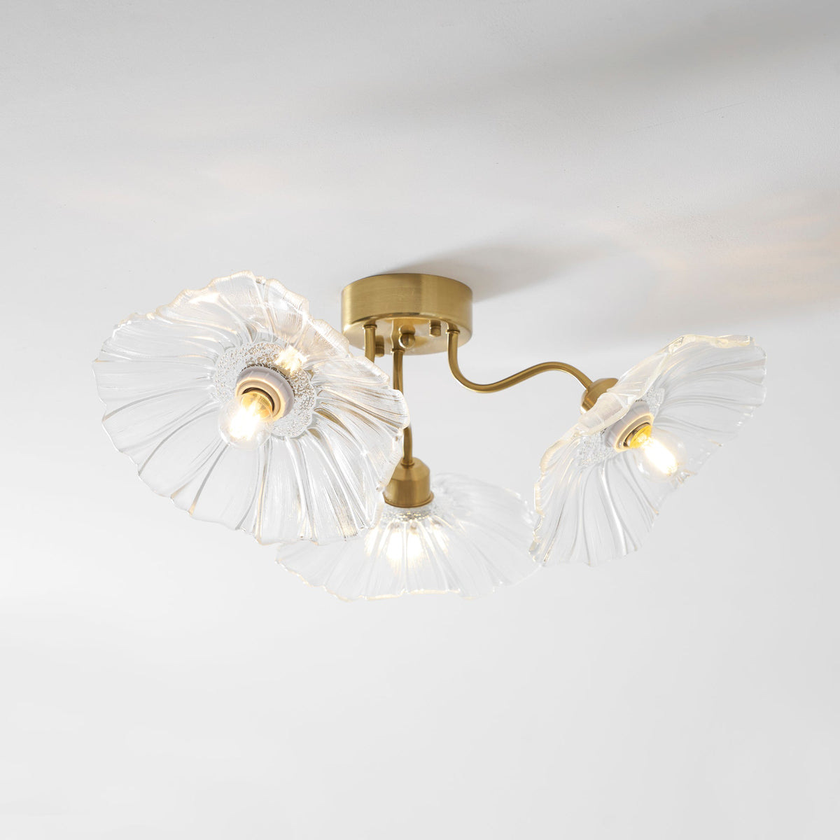 Taklampe med frostet glasskjerm i lotusbladform – gullfarget beslag