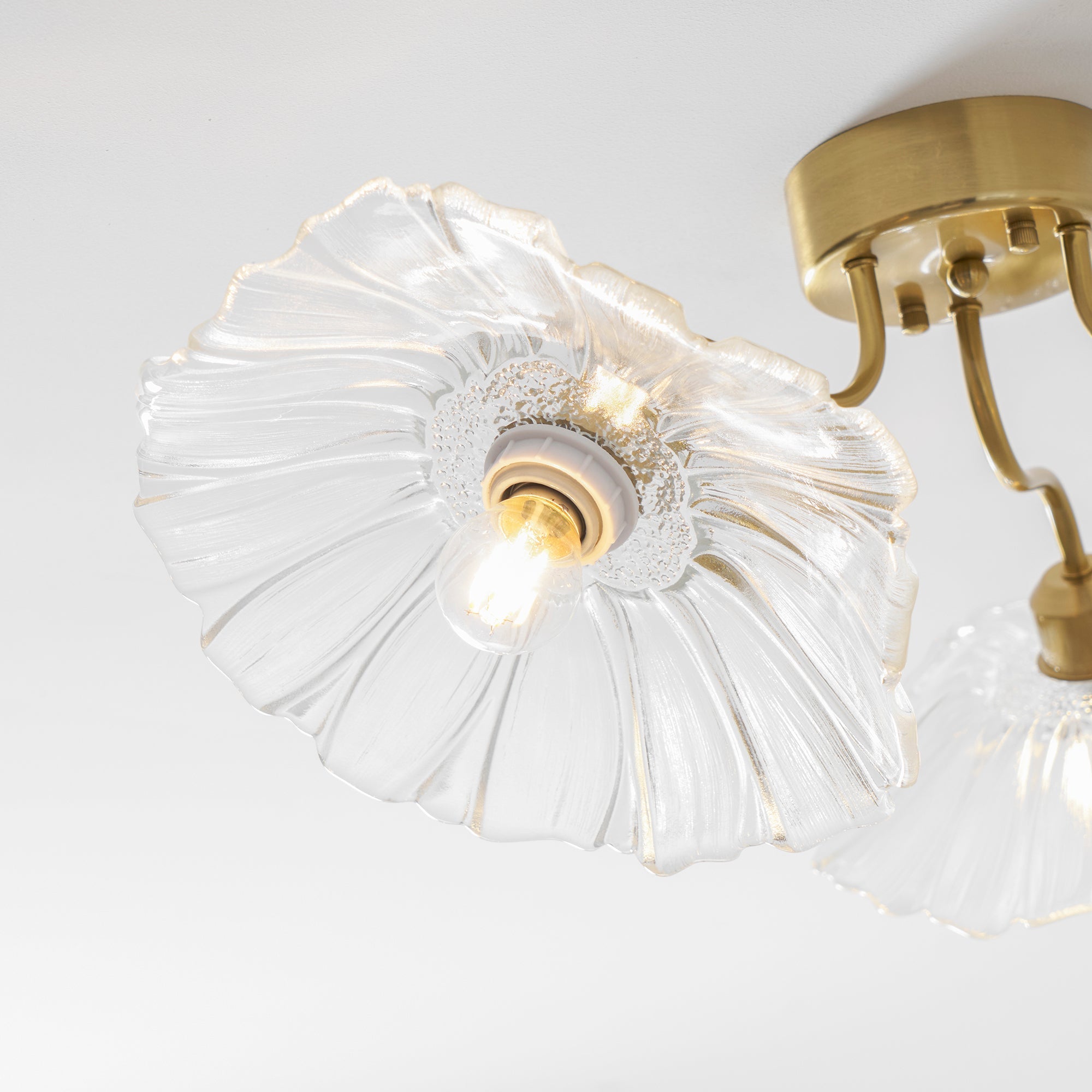 Taklampe med frostet glasskjerm i lotusbladform – gullfarget beslag