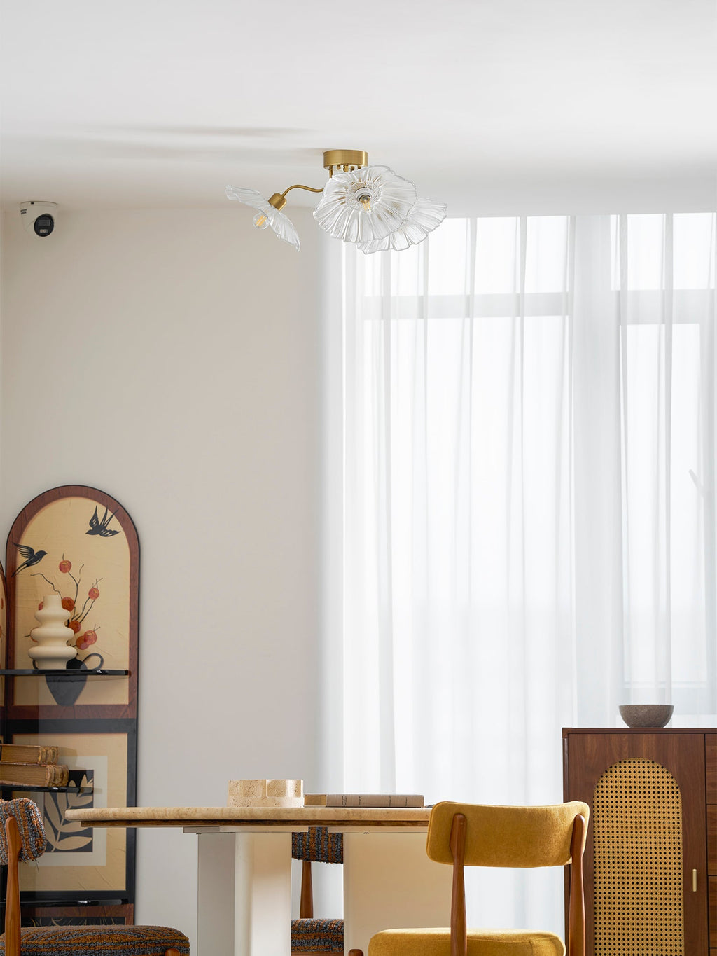 Taklampe med frostet glasskjerm i lotusbladform – gullfarget beslag