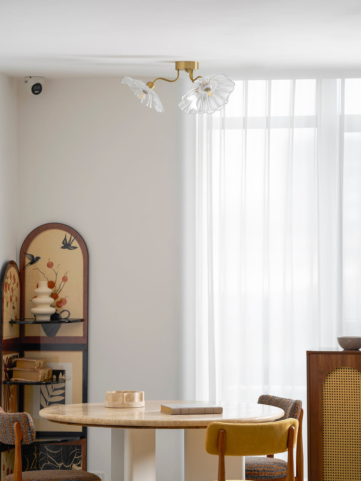 Taklampe med frostet glasskjerm i lotusbladform – gullfarget beslag