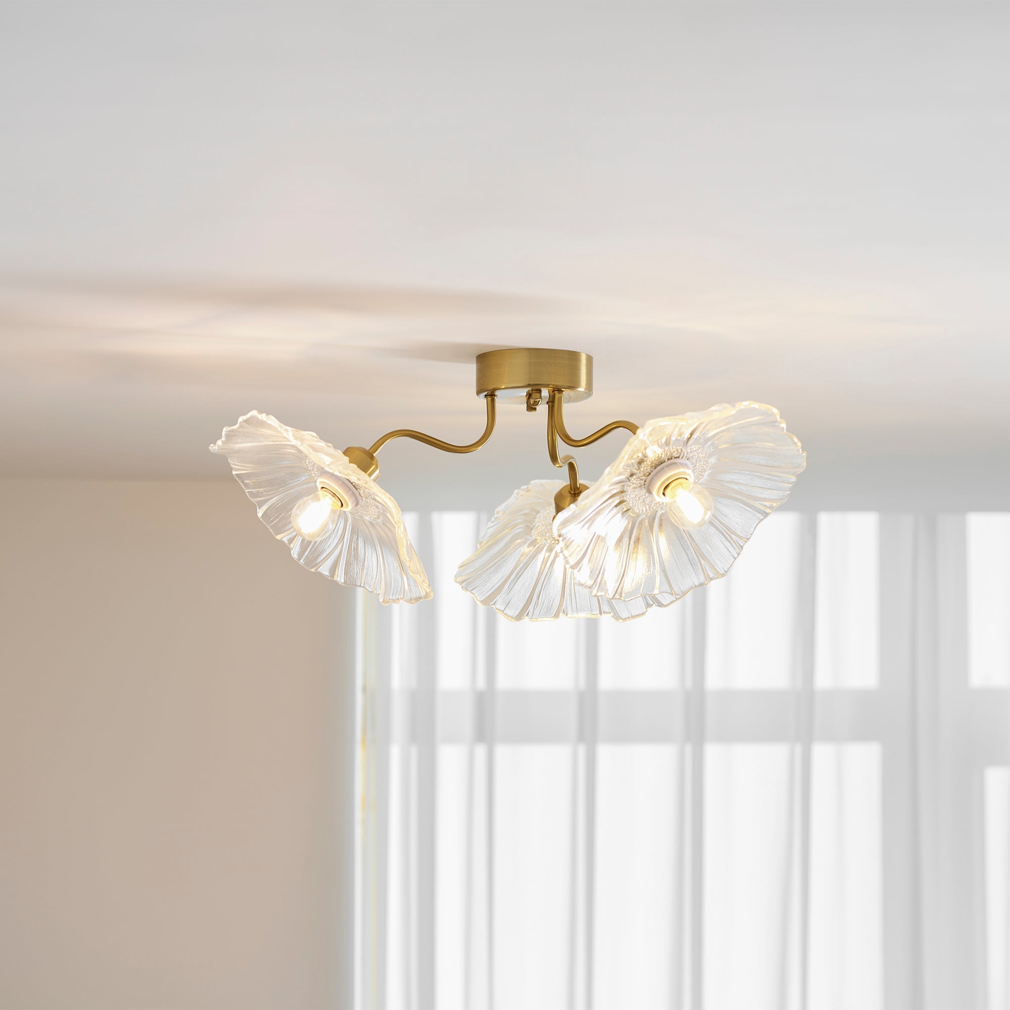 Taklampe med frostet glasskjerm i lotusbladform – gullfarget beslag