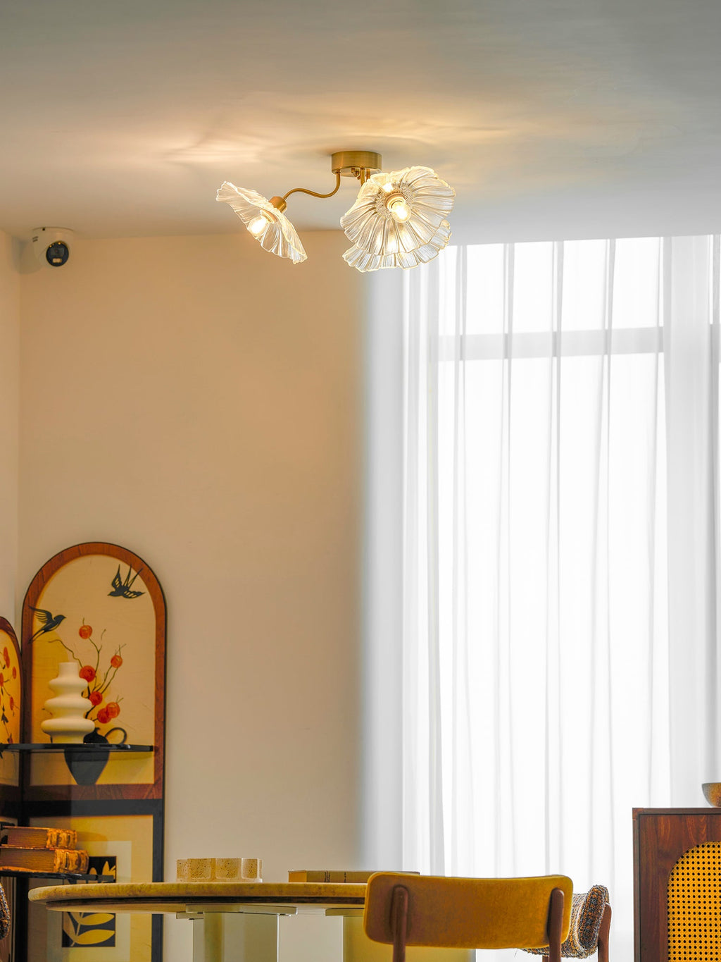 Taklampe med frostet glasskjerm i lotusbladform – gullfarget beslag
