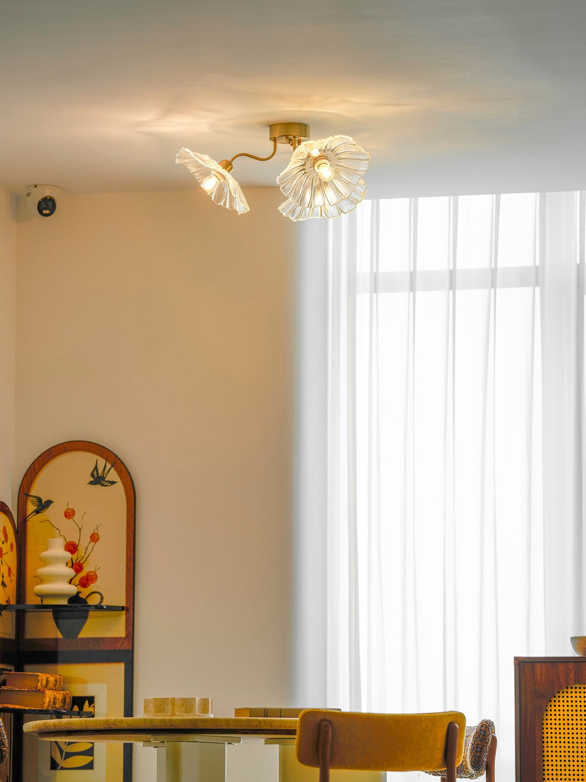 Taklampe med frostet glasskjerm i lotusbladform – gullfarget beslag