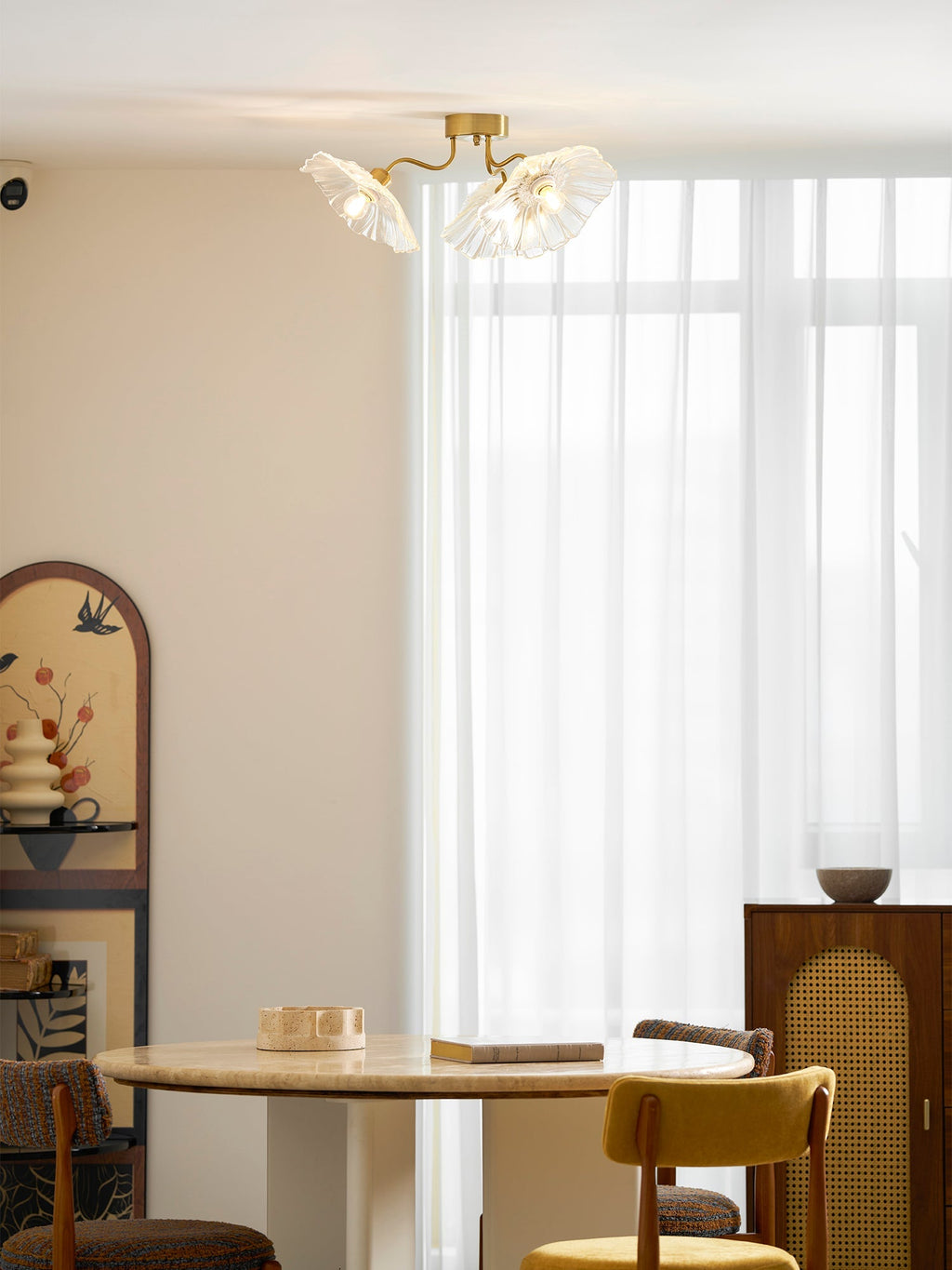 Taklampe med frostet glasskjerm i lotusbladform – gullfarget beslag