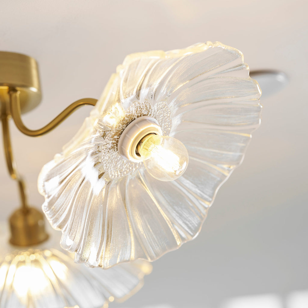 Taklampe med frostet glasskjerm i lotusbladform – gullfarget beslag