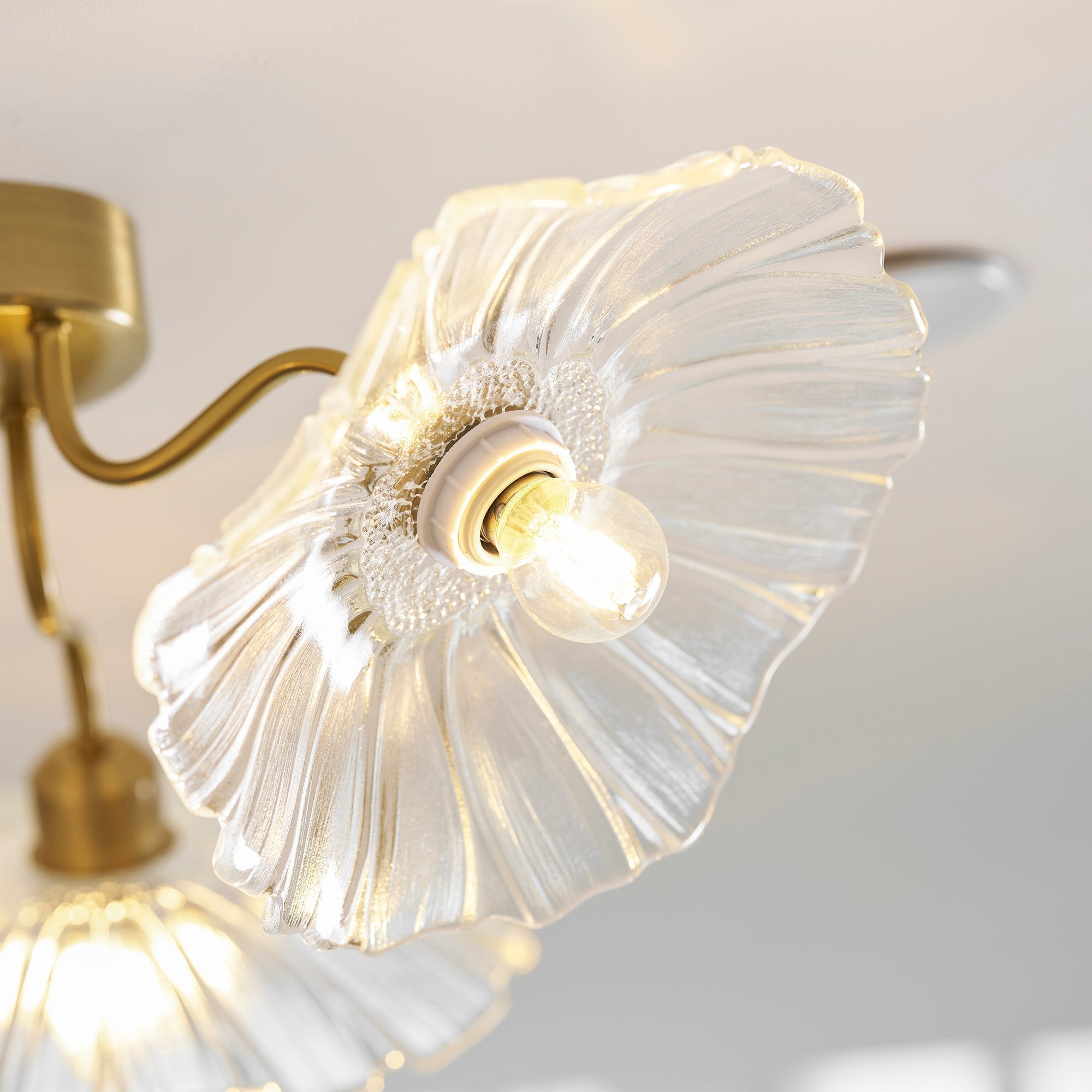Taklampe med frostet glasskjerm i lotusbladform – gullfarget beslag