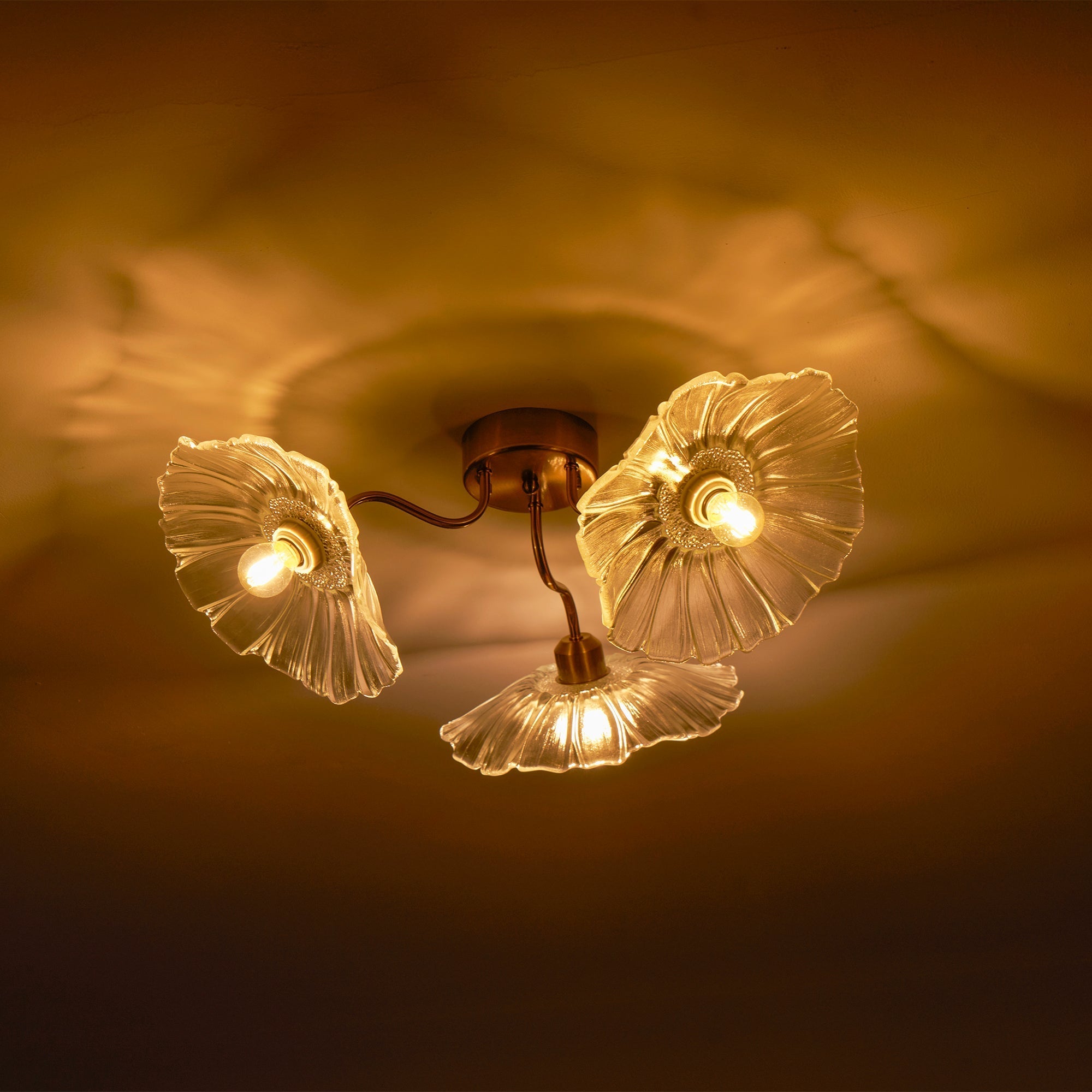 Taklampe med frostet glasskjerm i lotusbladform – gullfarget beslag