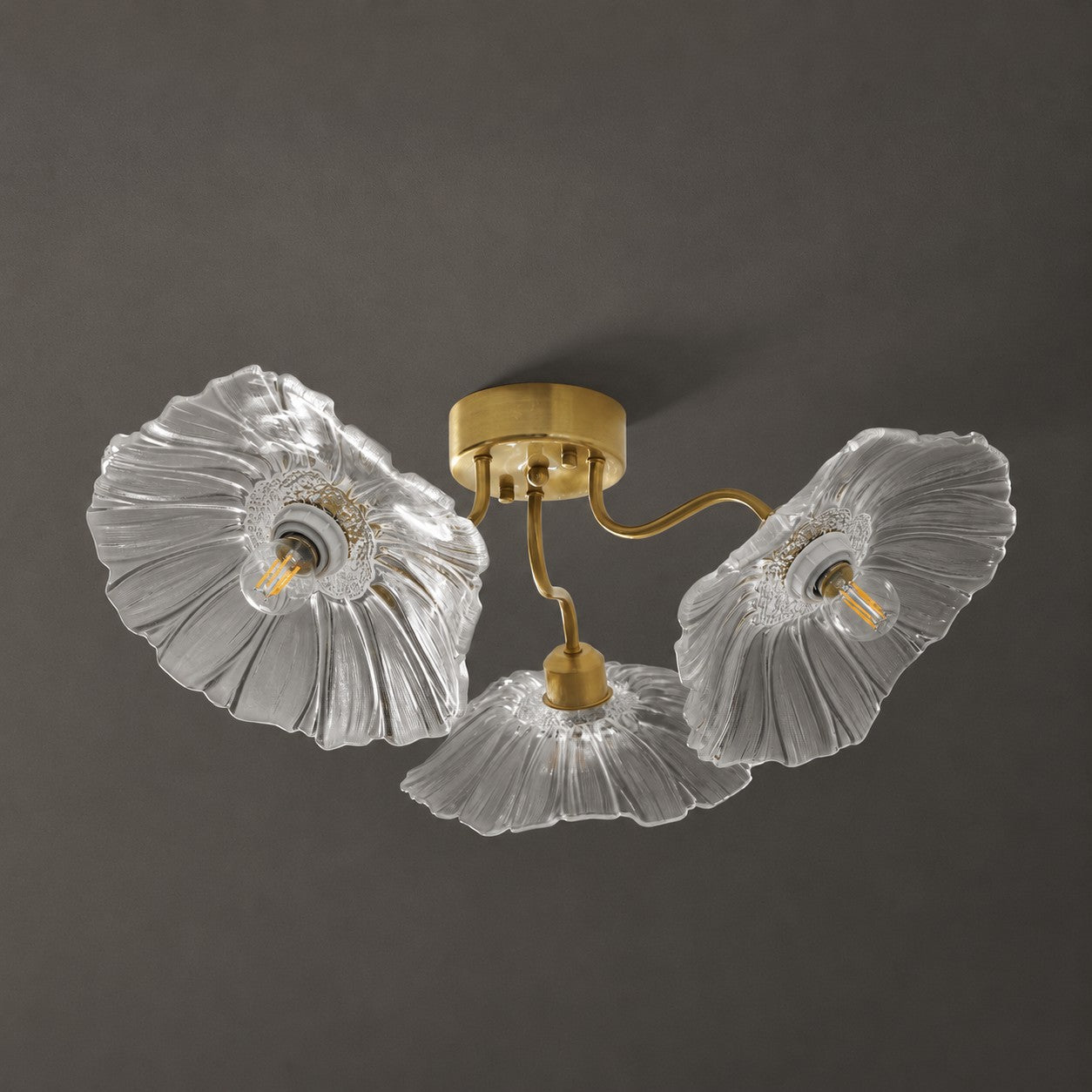 Taklampe med frostet glasskjerm i lotusbladform – gullfarget beslag