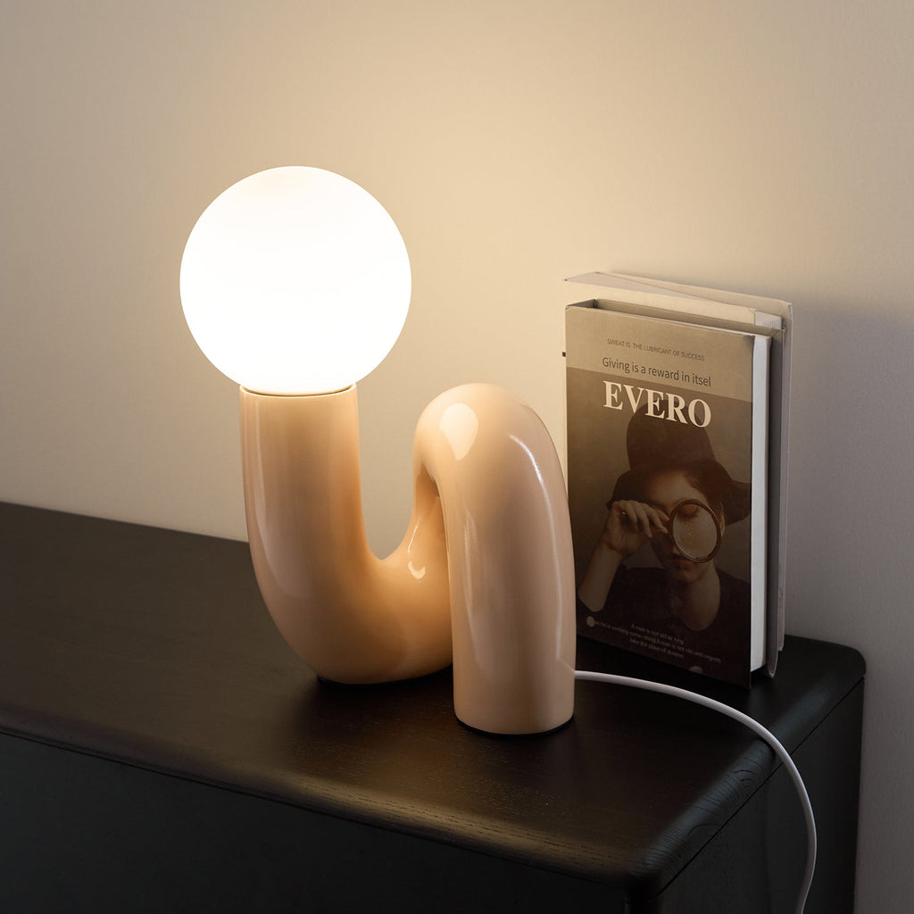 Candeeiro de mesa lúdico em forma de N — Forma orgânica escultural